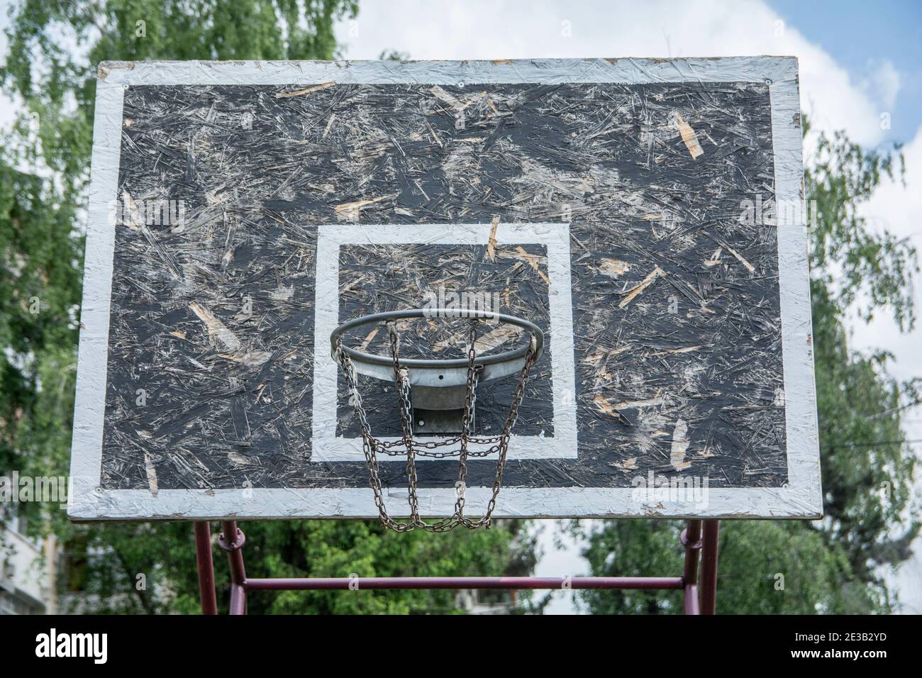 Schwarz-weiß, Holz-Basketballbrett, mit metallischen Kettenreifen Stockfoto