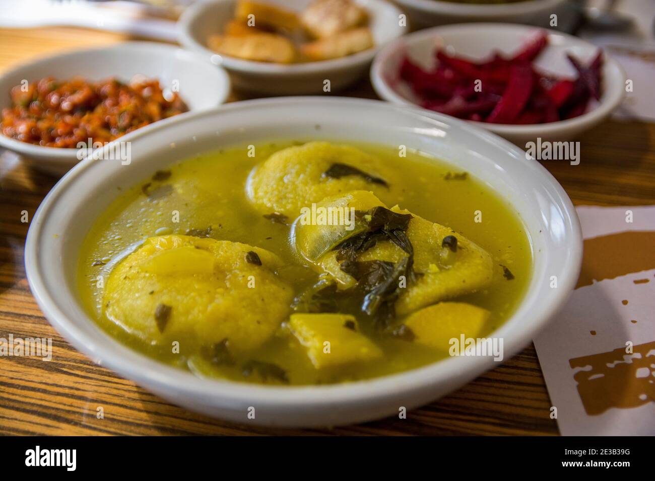 Traditionelle heissgelbe Kubbe-Suppe, ein berühmtes mittelöstliches Knödel-Suppengericht, serviert in einer Schüssel. Jerusalem, Israel. Stockfoto