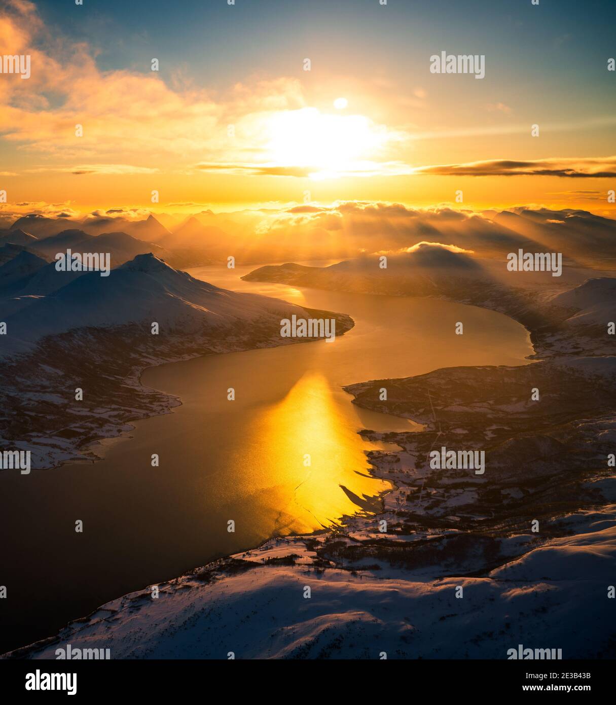 Luftaufnahme der Berglandschaft in der Wintersaison, Norwegen, Europa Stockfoto