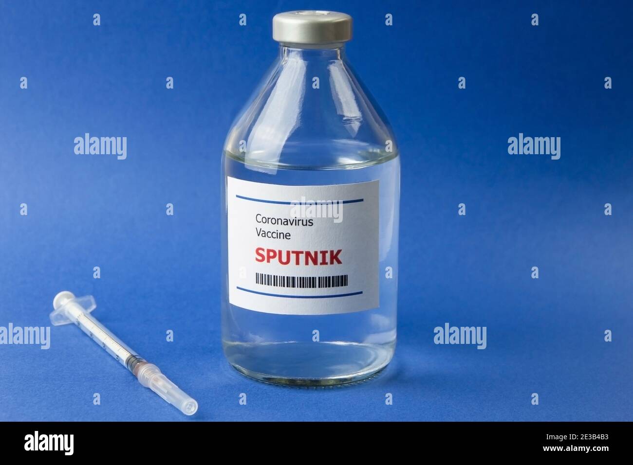 Krasnodar, Russland - 12. Januar 2021: Spritze und Flasche mit Sputnik-Impfstoff aus Cavid-19 und nasinem Hintergrund Stockfoto