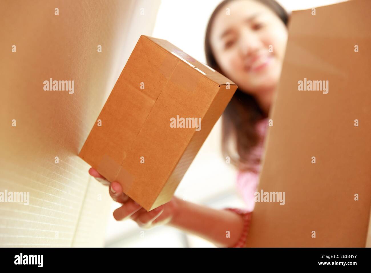 Verkäufer bereiten Waren an Kunden zu senden nach der Bestellung. Stockfoto