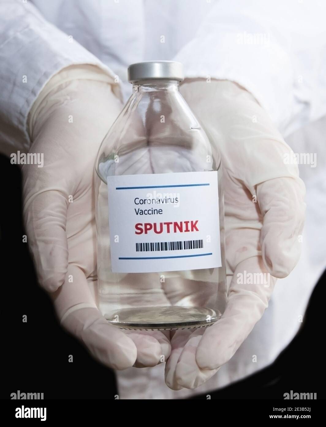 Krasnodar, Russland - 12. Januar 2021: Handgeläute halten eine Flasche des russischen Impfstoffes Sputnik von Covid-19 Stockfoto