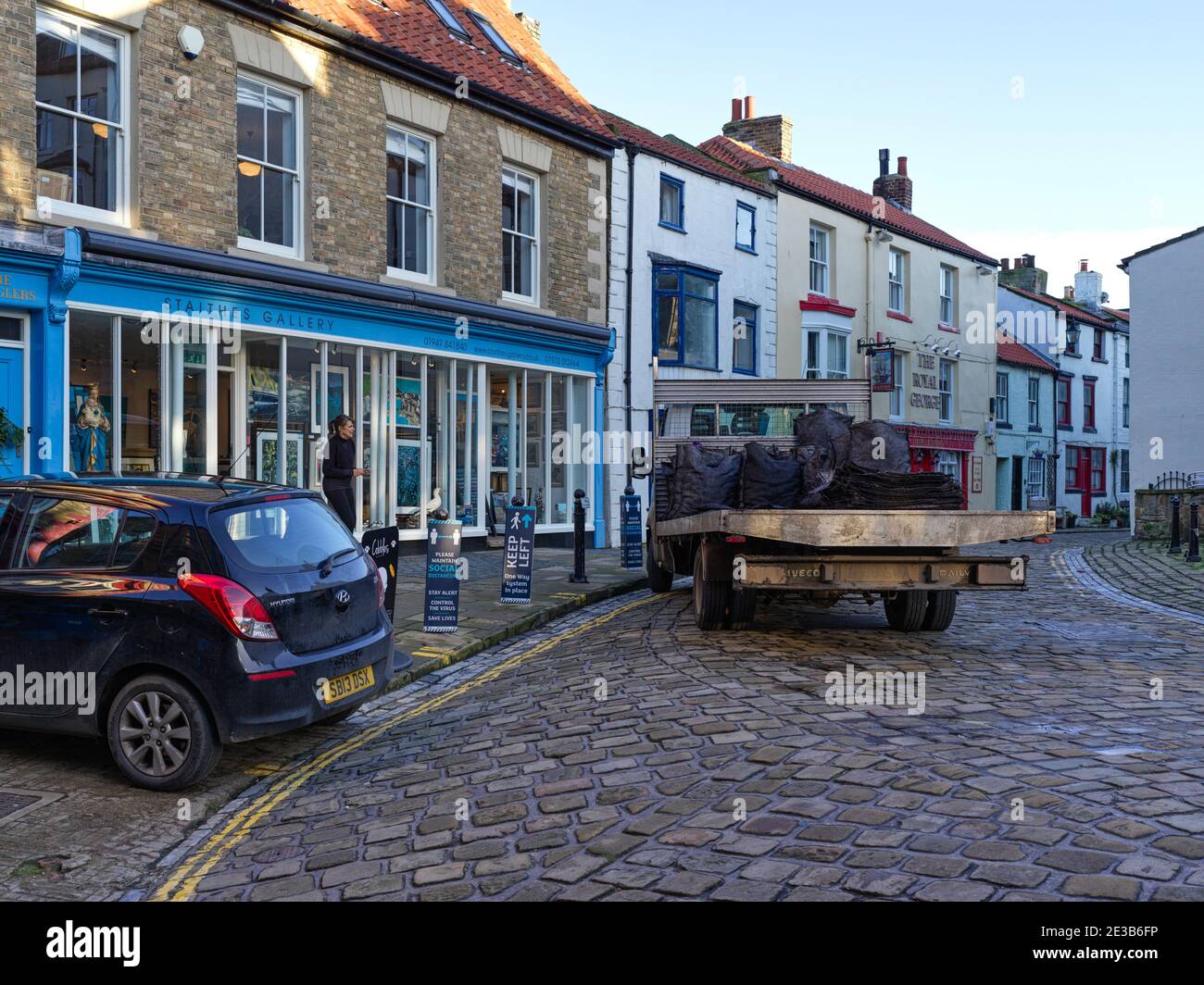 Eine lokale Lieferung von Kohle in der Staithes Kunstgalerie In North Yorkshire während der covid Zeiten Stockfoto