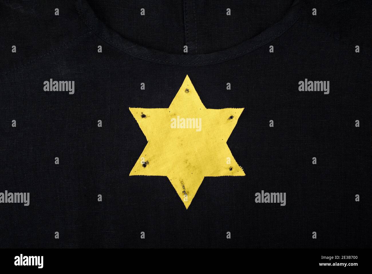Holocaust-Gedenktag. Jüdisches Abzeichen auf schwarzem Kleid. Speicherplatz kopieren. Stockfoto