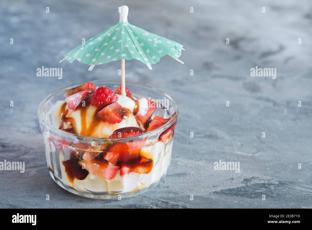 Joghurt-Eis mit Erdbeere Stockfoto