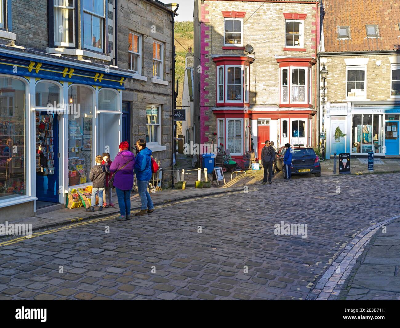 Gruppen von Menschen vor den Geschäften in Staithes, North Yorkshire Stockfoto