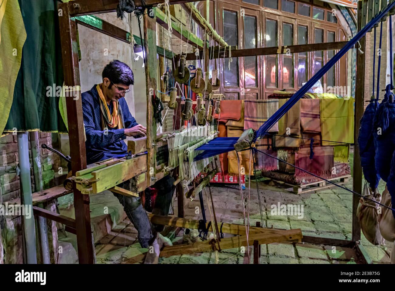 Weber Handwerker in Aminoddole Caravansarai oder Timche Plaza, Kashan Basar, Kashan, Iran. Stockfoto