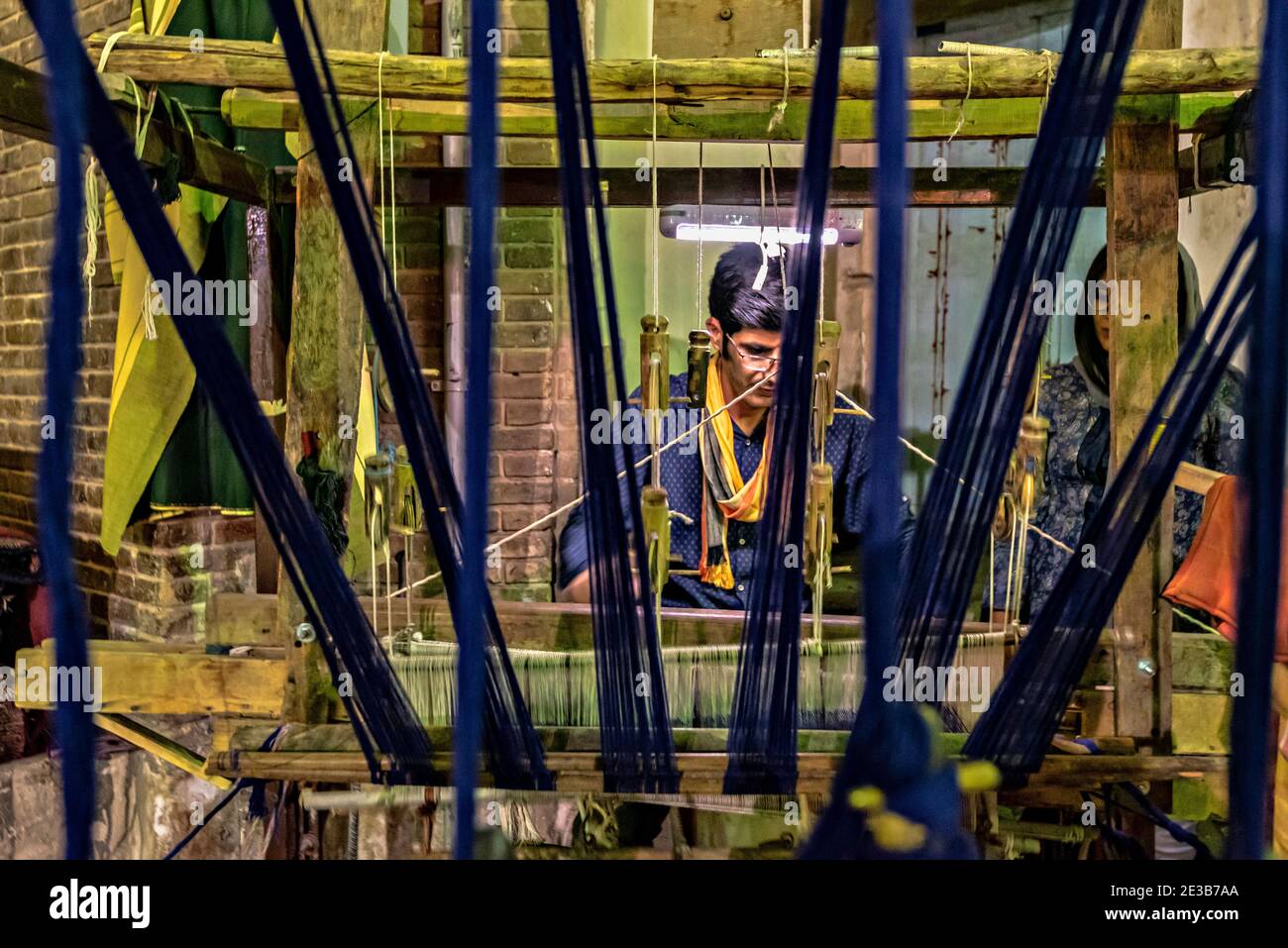 Weber Handwerker in Aminoddole Caravansarai oder Timche Plaza, Kashan Basar, Kashan, Iran. Stockfoto