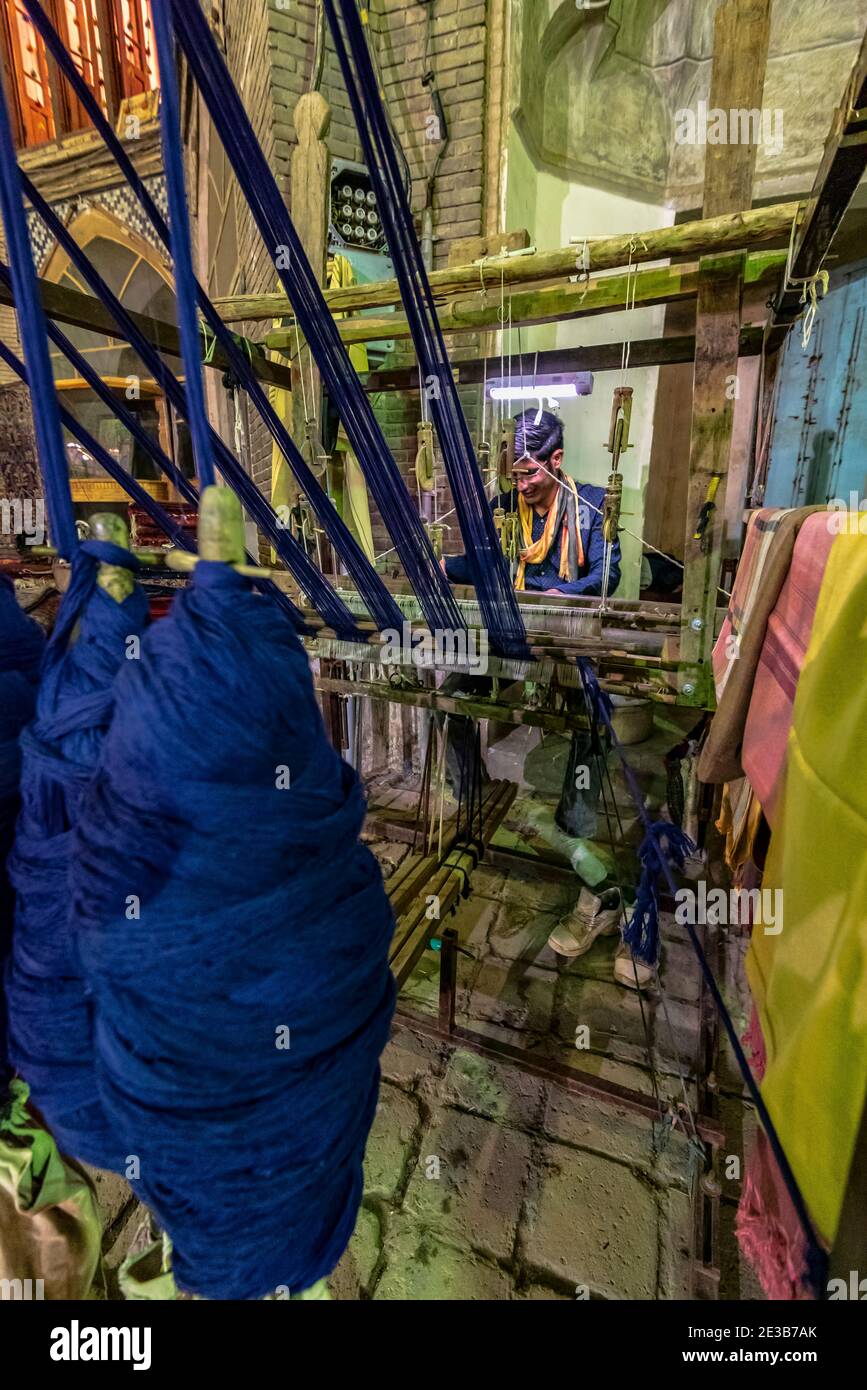 Weber Handwerker in Aminoddole Caravansarai oder Timche Plaza, Kashan Basar, Kashan, Iran. Stockfoto