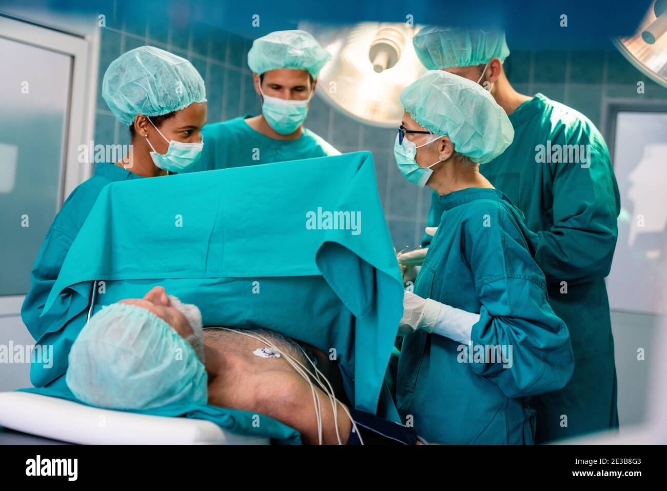 Gruppe von Chirurgen Team bei der Arbeit im Operationssaal in Krankenhaus Stockfoto