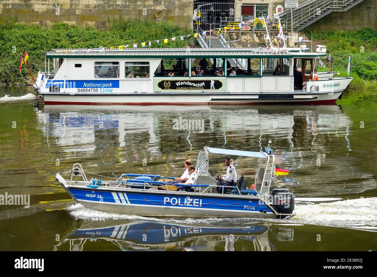 Fährschiff, das Menschen über die Elbe, die Grenze zwischen den Gemeinden, Hrensko (Tschechien) und Schona (Deutschland) transportiert Stockfoto