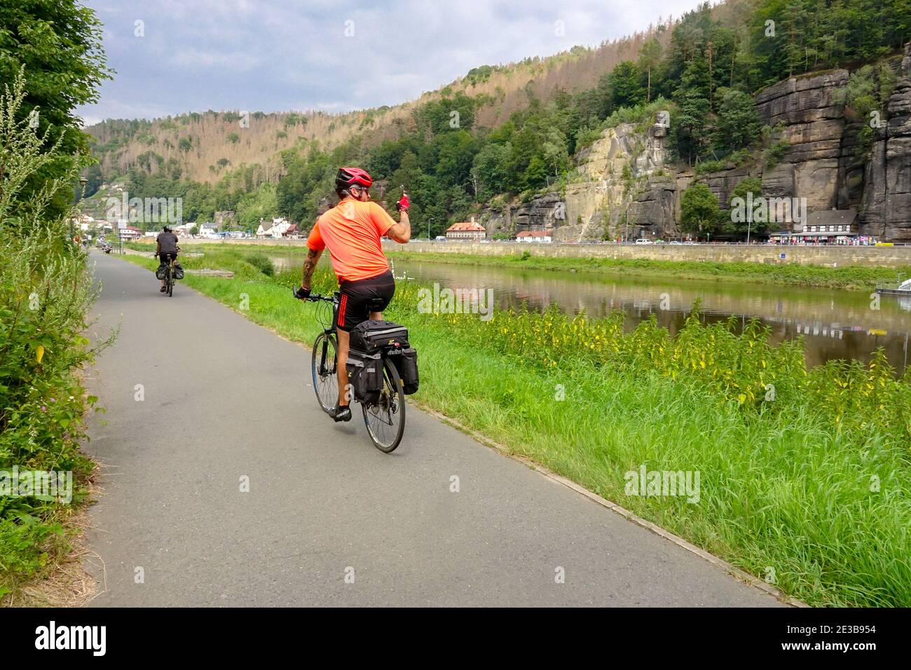 Ein Mann auf einer Radtour im Tal von Die Elbe Sächsische Schweiz Deutschland Radfahrer Natur Stockfoto