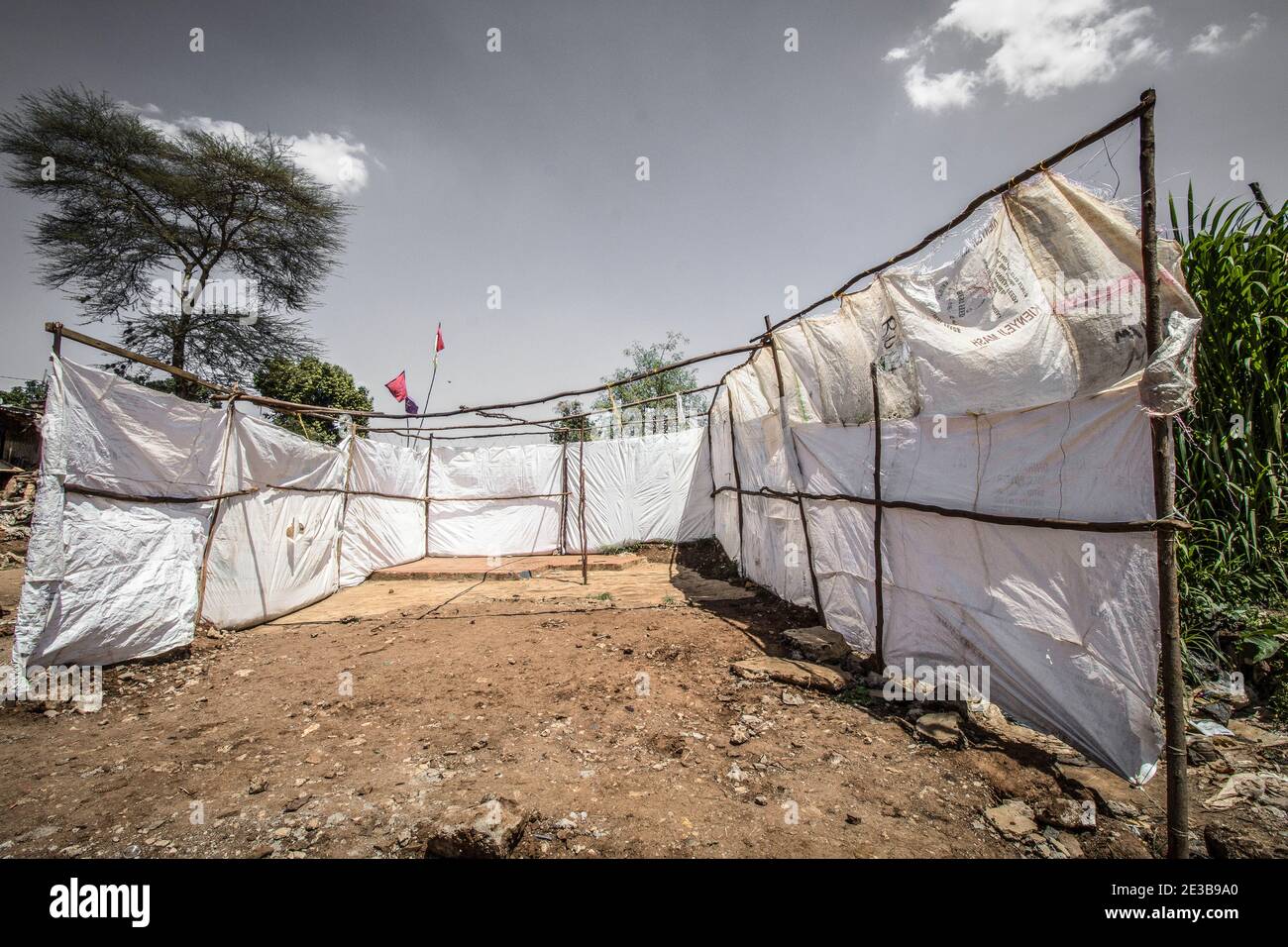 Eine verlassene Verehrungsstruktur aus recycelten Polypropylen-Säcken. In Afrikas größten und langsam entwickelnden Kibera-Slums, bekannt für ihr höchstes Bevölkerungswachstum und die dichte Verbindung und Nähe von Strukturen rund um die Nachbarschaften, Nicht jeder ist in der Lage, Recycling von Abfallprodukten und Kunststoffprodukten zu üben und zu handeln. Nach dem Abriss von Häusern und Geschäften, die sich in der Nähe der Eisenbahnlinie von der Kenya Railways befinden, werden die meisten Bewohner das Recycling von Polypropylen-Säcken üben, um ihre neuen Häuser und kleine Geschäfte Stände zu bauen, sowie Stockfoto