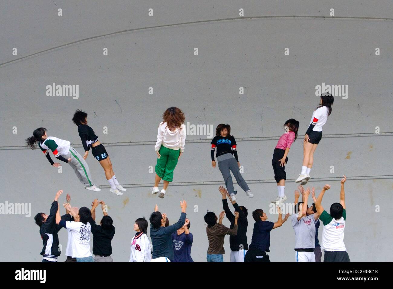 Das war eine Überraschung - statt nur am Wochenende 'abzuhängen', werfen sich junge taiwanesische Akrobaten im Friedenspark Taipe in die Luft Stockfoto