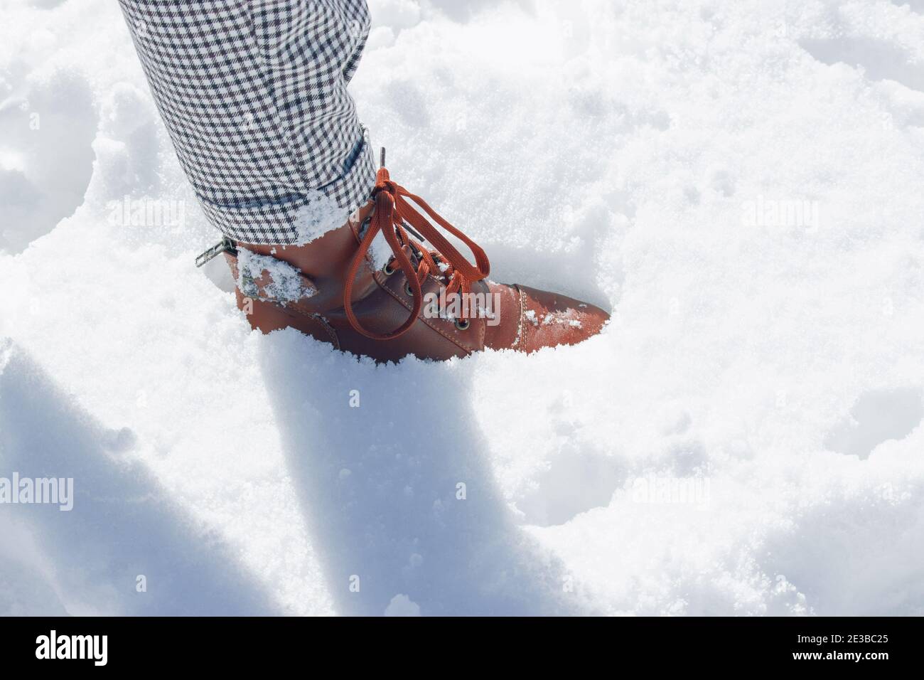 Nahaufnahme unkenntlich Frau Fuß auf Schnee zu Fuß verlassen ihre Fußspuren im Schnee. Schönes Winterwetter mit frischem Schneefall. Winter Im Freien 2021 Stockfoto