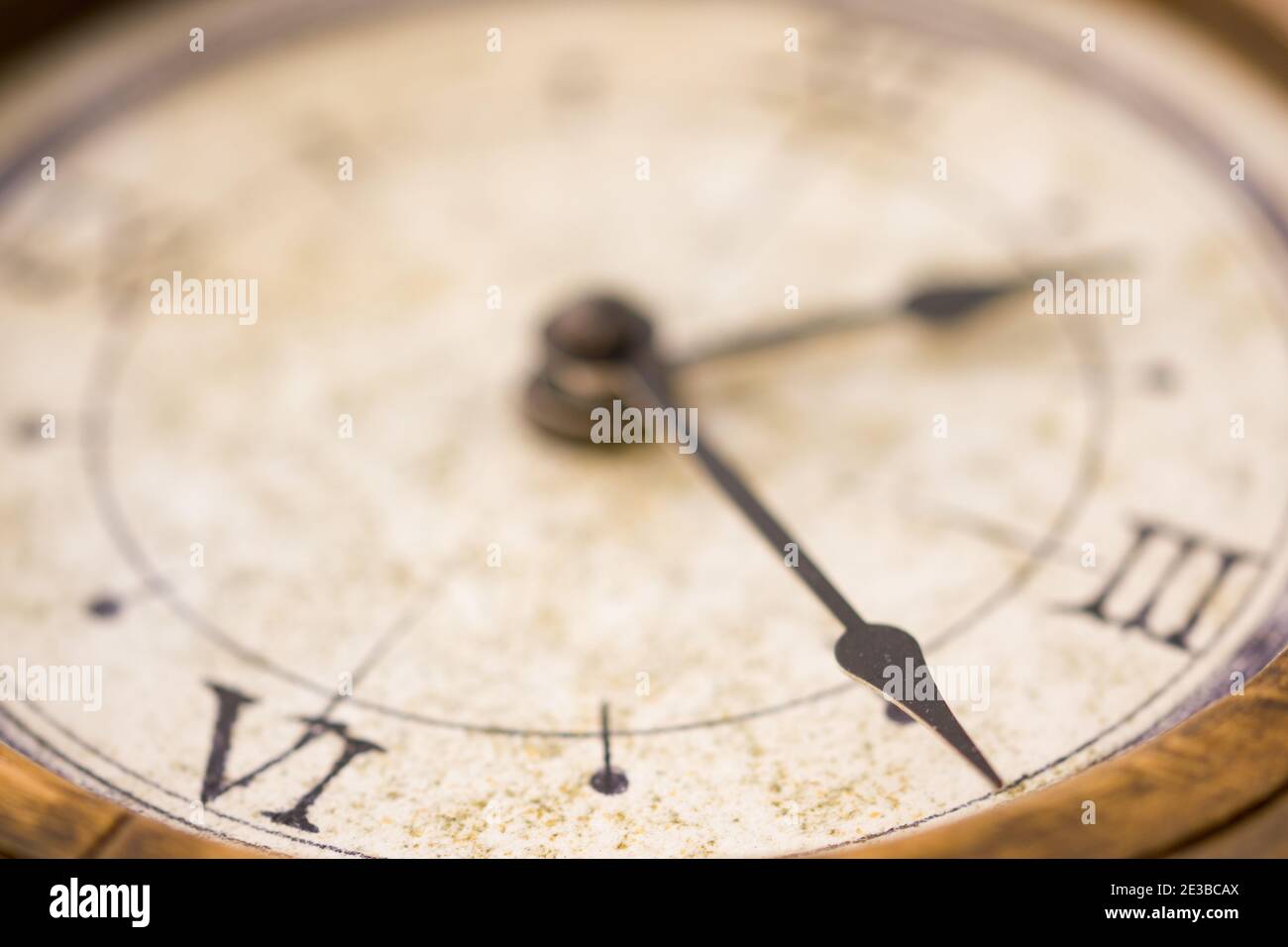 Zeitkonzept durch das Detail einer antiken Uhr Stockfoto