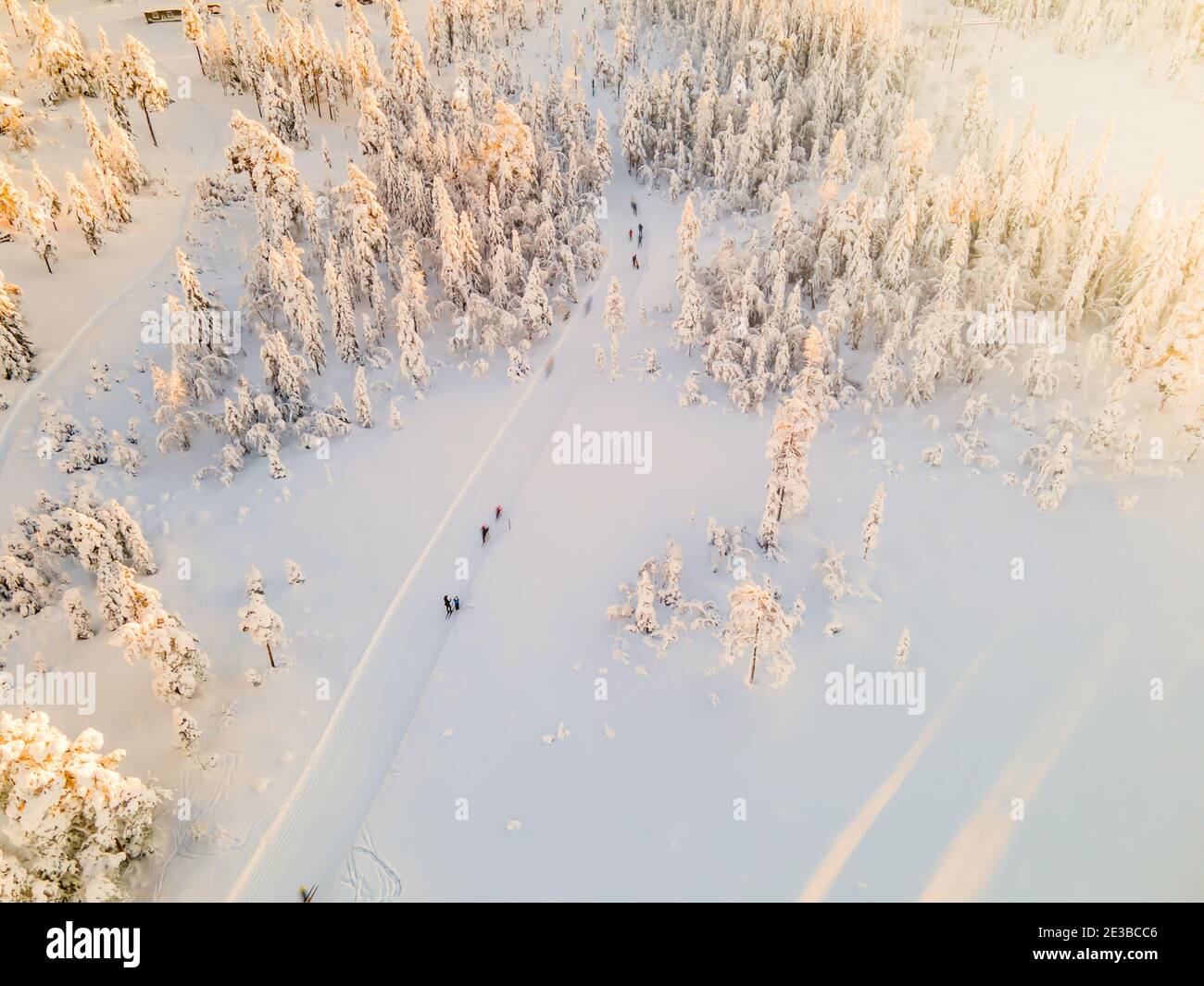 Langlaufloipe mit Menschen Skifahren. Stockfoto