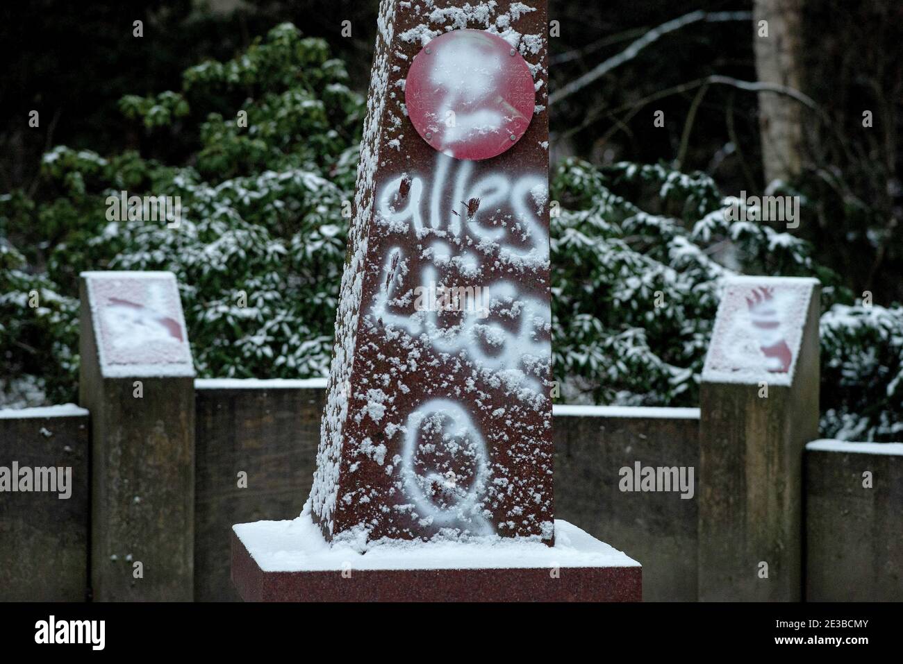 18. Januar 2021, Niedersachsen, Göttingen: Die Inschrift "alles Lüge. Q' ist auf einer Stele am Nobelpreisträger Rondell auf dem Göttinger Stadtfriedhof zu sehen. Auch die acht Gedenktafeln der Göttinger Nobelpreisträger sind mit Farbe beschmiert. Der Brief wird oft als Symbol der Verschwörungstheorie "QAnon" verwendet. Die Göttinger Polizei ermittelt, nachdem auf dem Denkmal für die Nobelpreisträger der Universitätsstadt Farbe aufgetündet wurde. Foto: Swen Pförtner/dpa Stockfoto