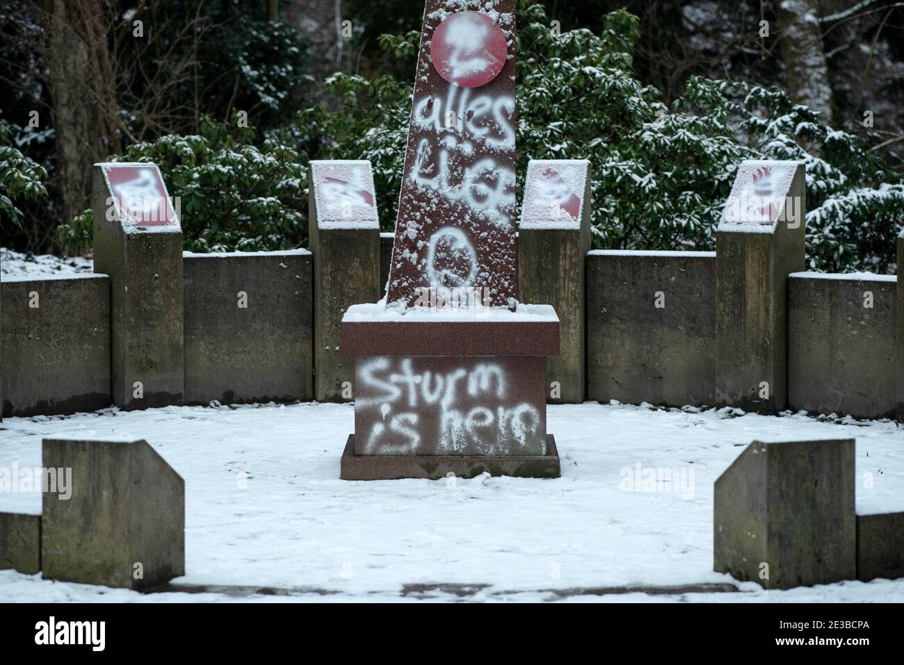 18. Januar 2021, Niedersachsen, Göttingen: Die Inschrift "alles Lüge. Q' ist auf einer Stele am Nobelpreisträger Rondell auf dem Göttinger Stadtfriedhof zu sehen. Auch die acht Gedenktafeln der Göttinger Nobelpreisträger sind mit Farbe beschmiert. Der Brief wird oft als Symbol der Verschwörungstheorie "QAnon" verwendet. Die Göttinger Polizei ermittelt, nachdem auf dem Denkmal für die Nobelpreisträger der Universitätsstadt Farbe aufgetündet wurde. Foto: Swen Pförtner/dpa Stockfoto