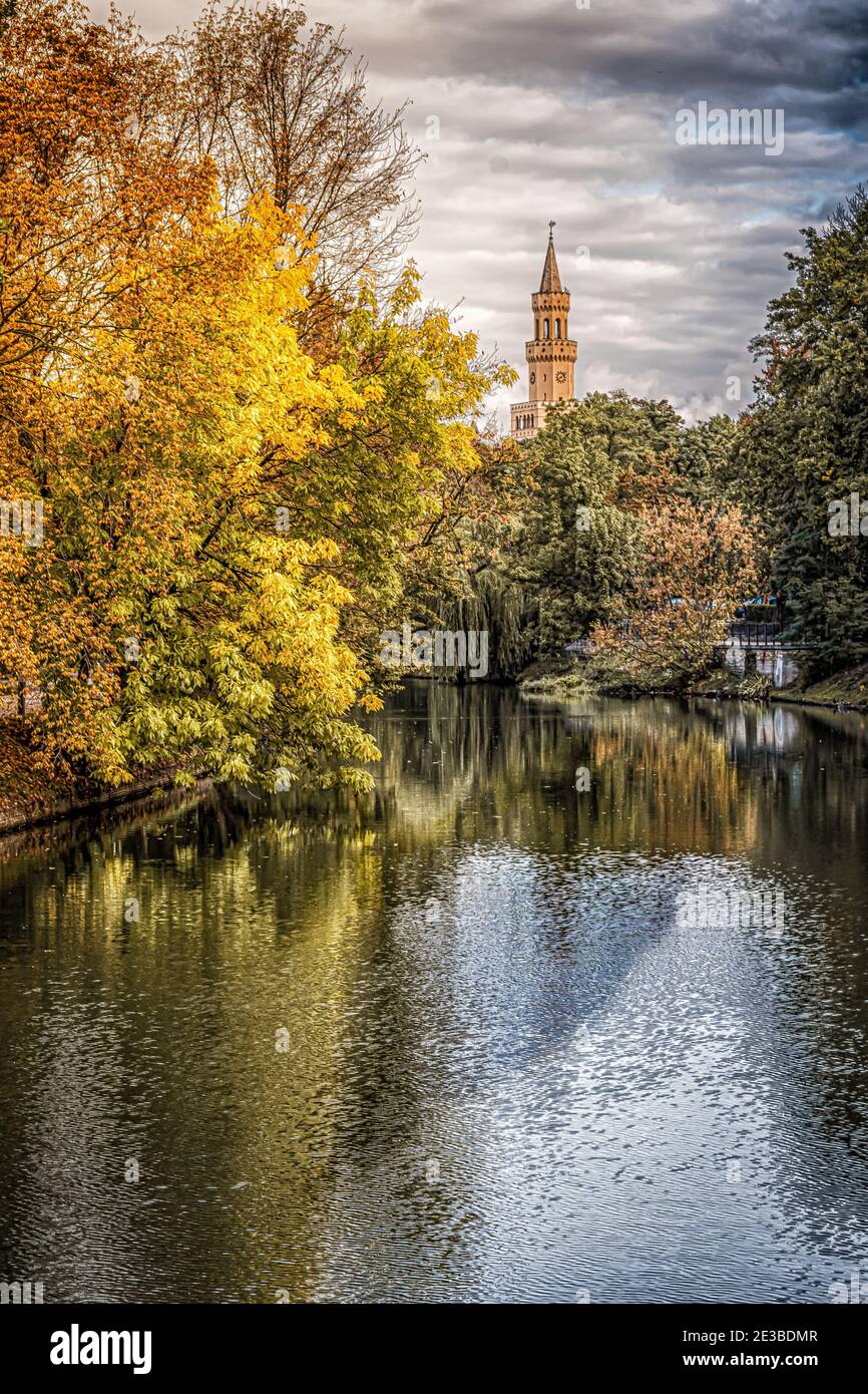 Vertikale Aufnahme eines von Bäumen umgebenen Sees in der Stadt Opole, Polen Stockfoto