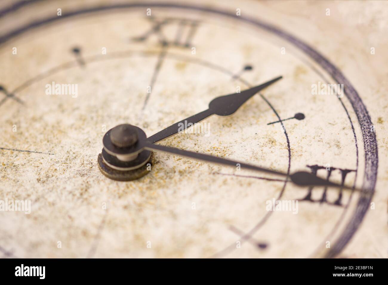 Zeitkonzept durch das Detail einer antiken Uhr Stockfoto