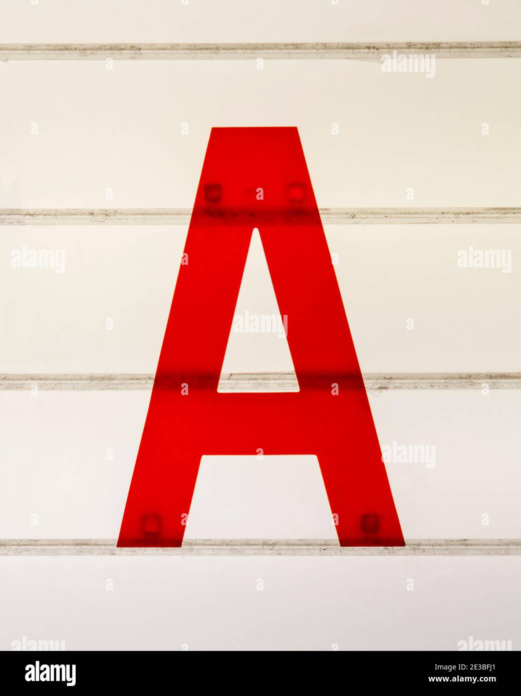 Roter Buchstabe R auf einer glänzenden Plakatwand Stockfoto