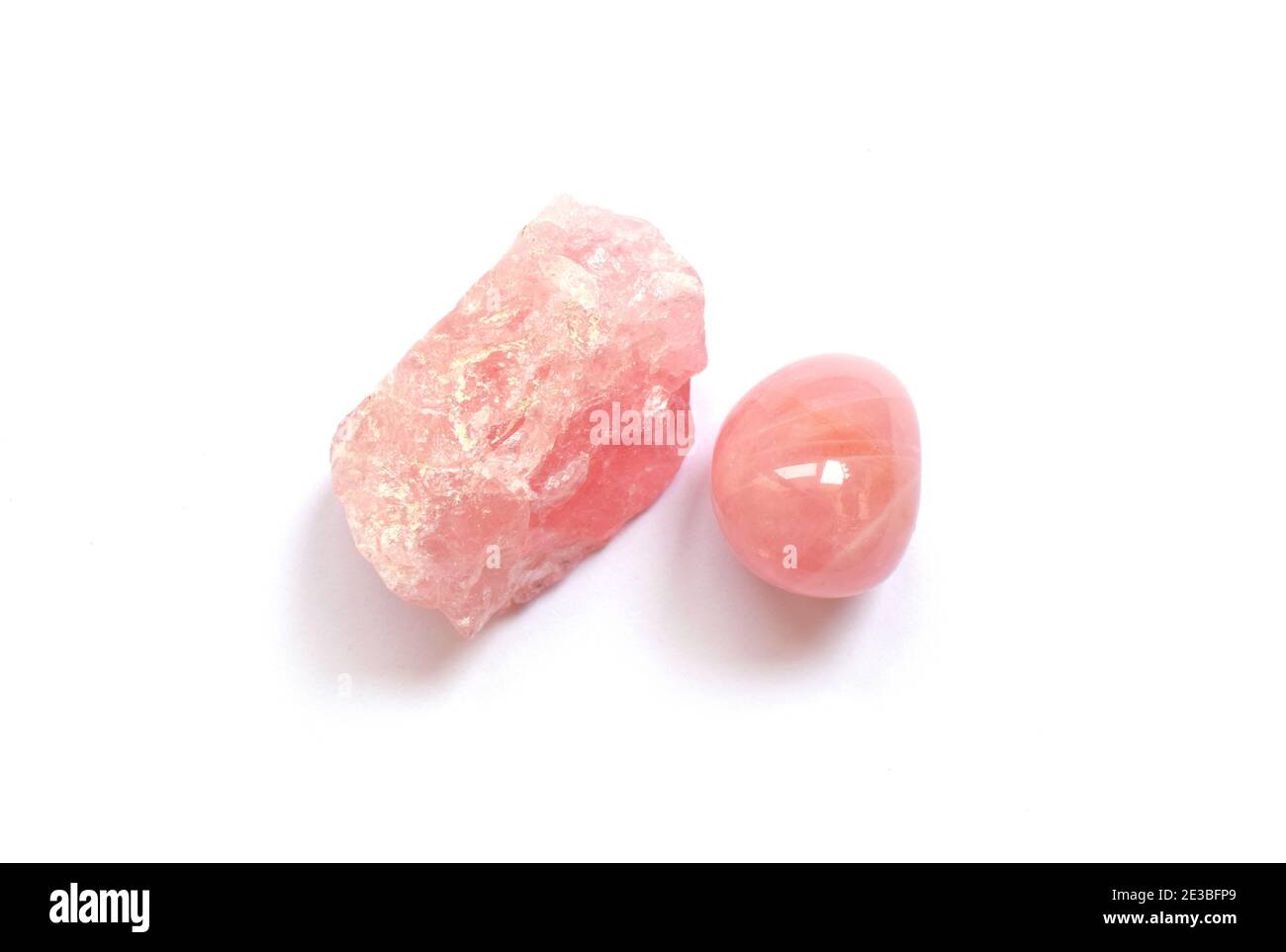 Edelsteine liegen auf dem Tisch. Kristalle aus Rosenquarz, rosa Edelstein. Stockfoto