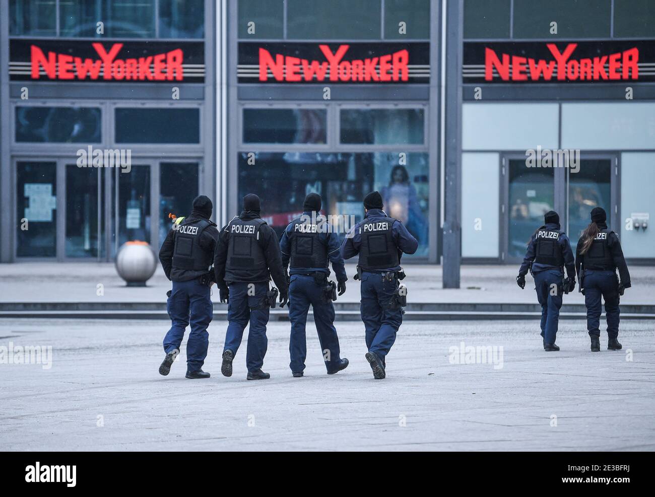 Berlin, Deutschland. Januar 2021. Mehrere Polizisten und Polizistinnen laufen über den Alexanderplatz Berlin. Bundes- und Landesregierungen diskutieren verschärfte Corona-Maßnahmen am 19.01.2021. Quelle: Kira Hofmann/dpa-Zentralbild/dpa/Alamy Live News Stockfoto