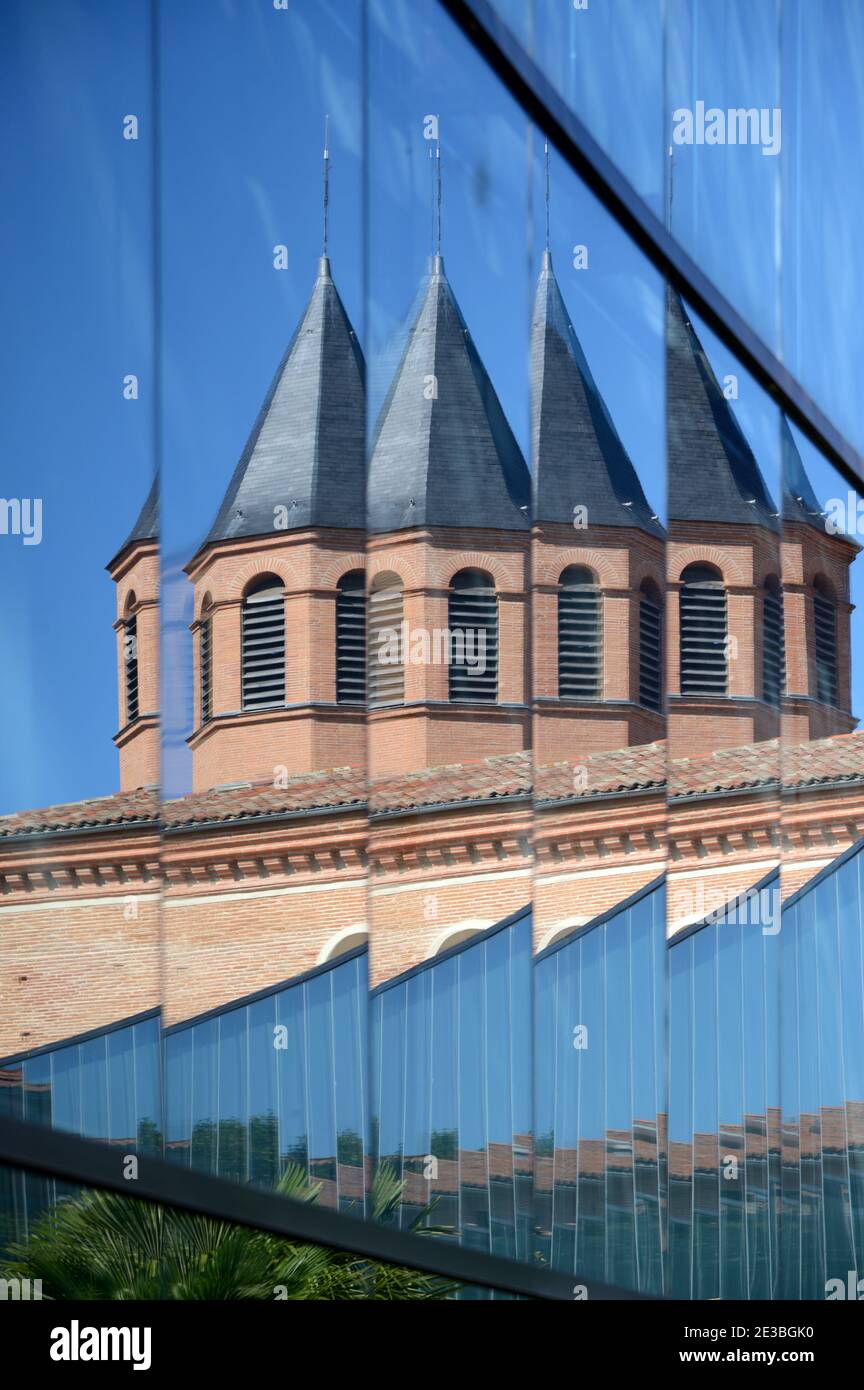 Abstraktes verzerrtes Bild des Naturhistorischen Museums mit Ziegelstein Turm reflektiert in Spiegelglas Moderne Exteension Toulouse Frankreich Stockfoto
