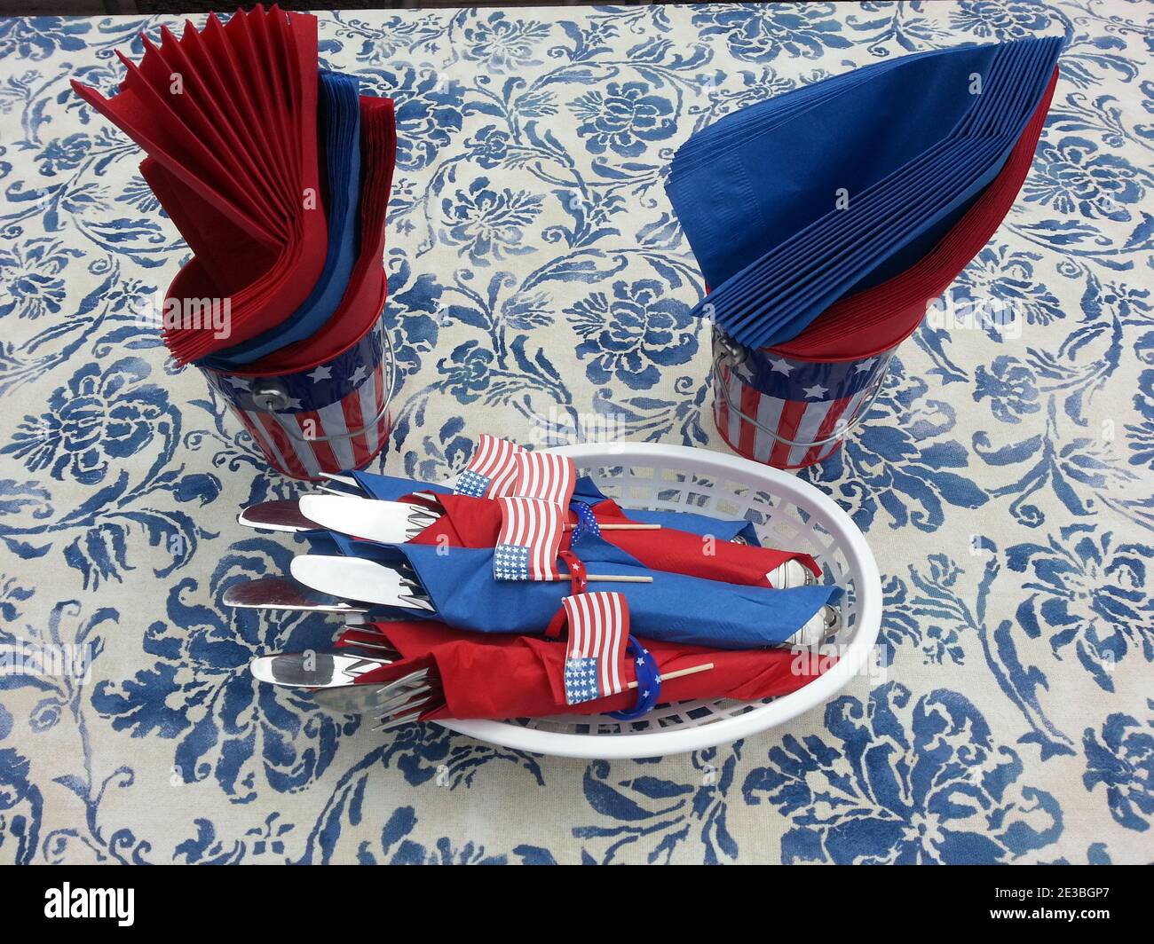 Set von Gabeln und Messern mit US-Flaggen-Symbolen verziert Und Servietten - zur Feier des US-Unabhängigkeitstages Stockfoto