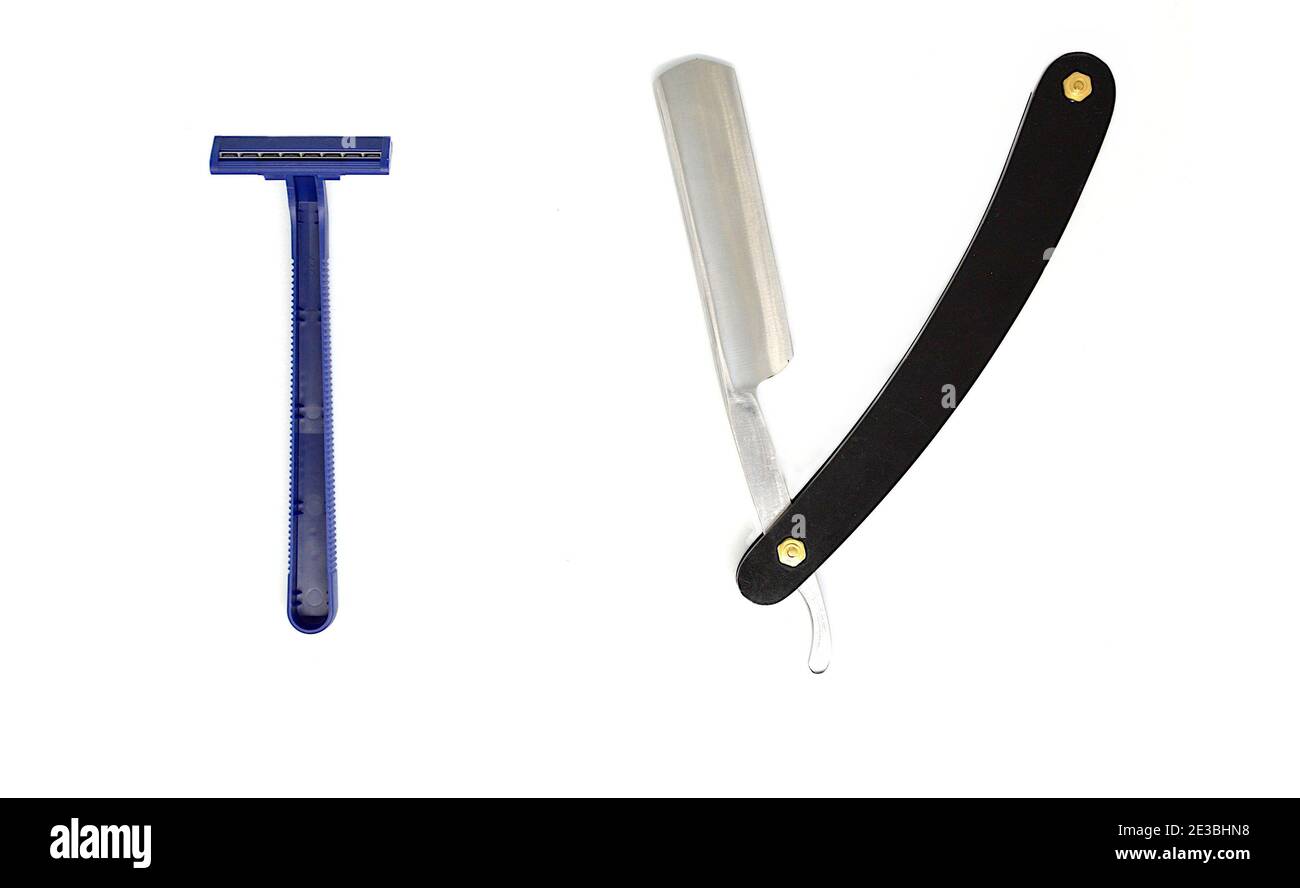 Straight Rasiermesser und übliche Rasiermesser auf weißem Hintergrund Stockfoto