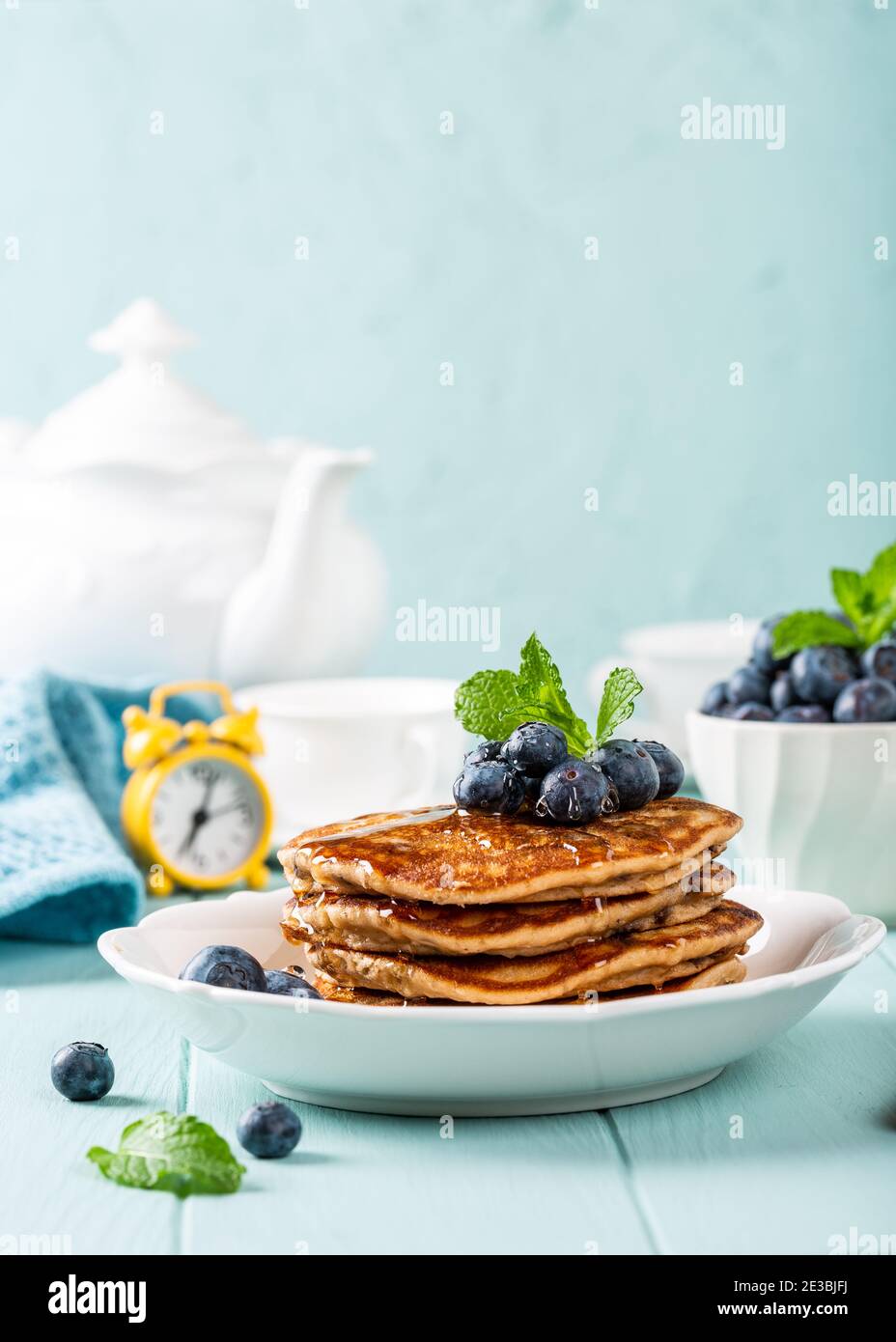 Leckere Pfannkuchen mit Schokolade Tropfen Stockfoto