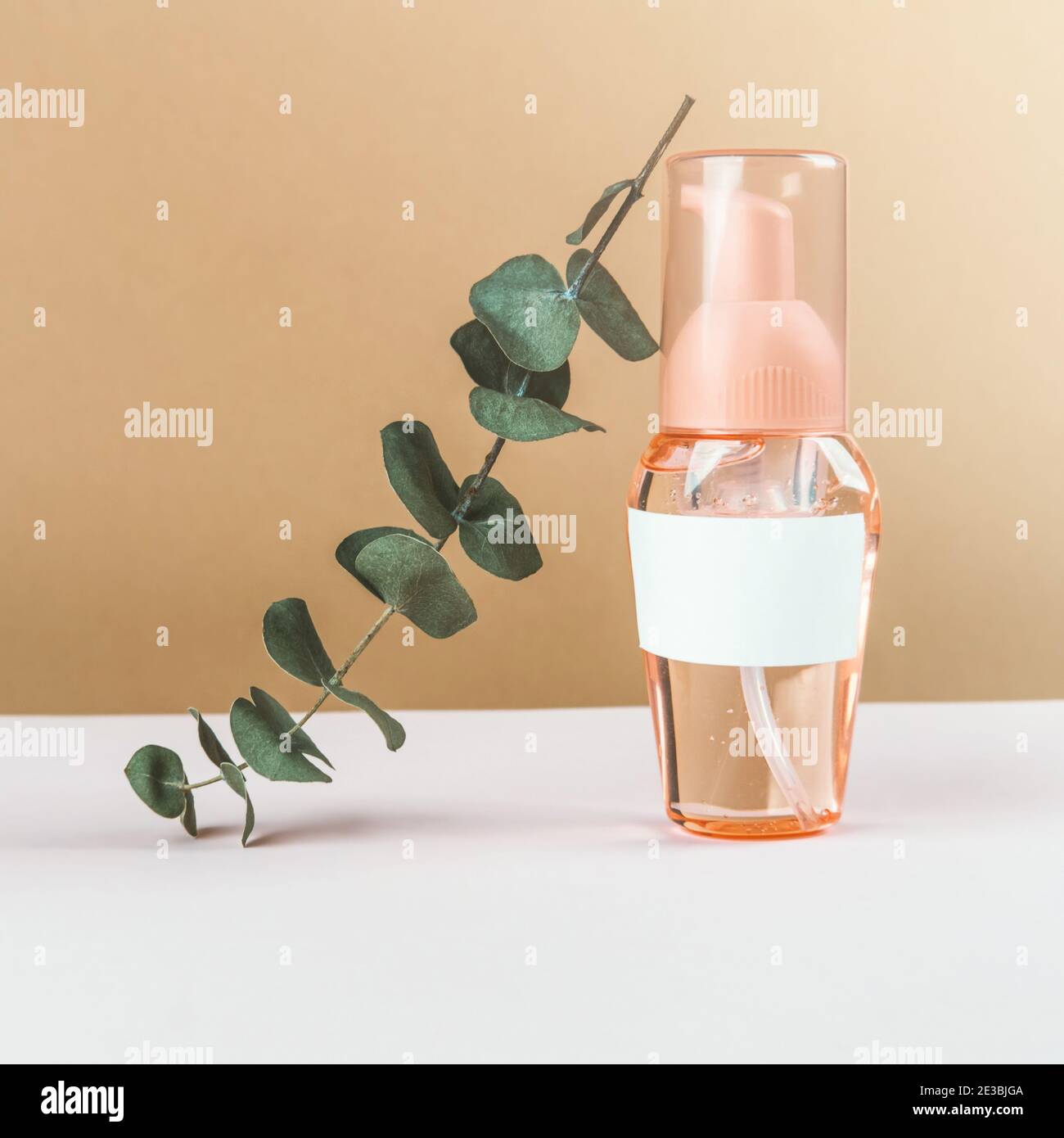 Plastikflasche mit Gesichtscreme und Ort für Text Stockfoto
