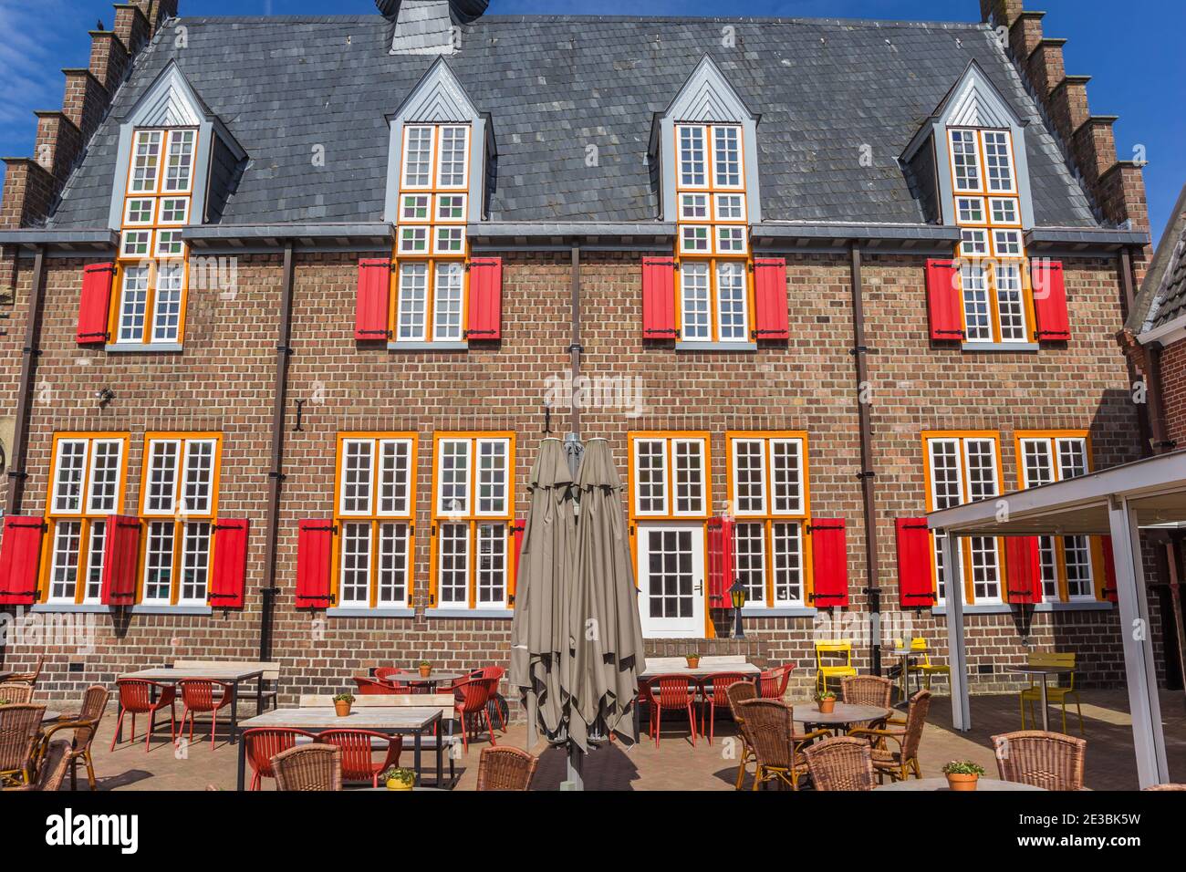 Leere Tische und Stühle vor einem geschlossenen Restaurant in Tubbergen, Niederlande Stockfoto