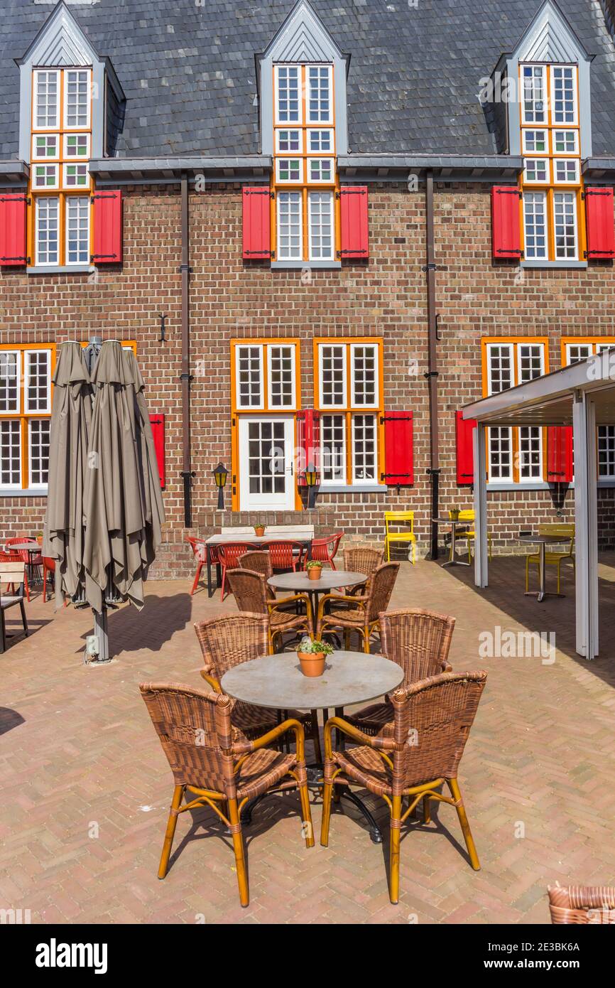 Leere Tische und Stühle vor einem geschlossenen Restaurant in Tubbergen, Niederlande Stockfoto