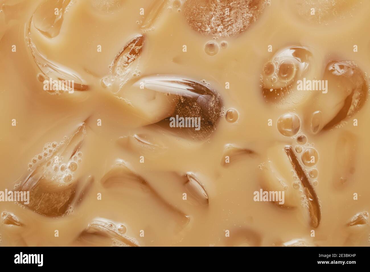 Nahaufnahme von Cold Latte Drink mit Eiswürfeln, Stockfoto