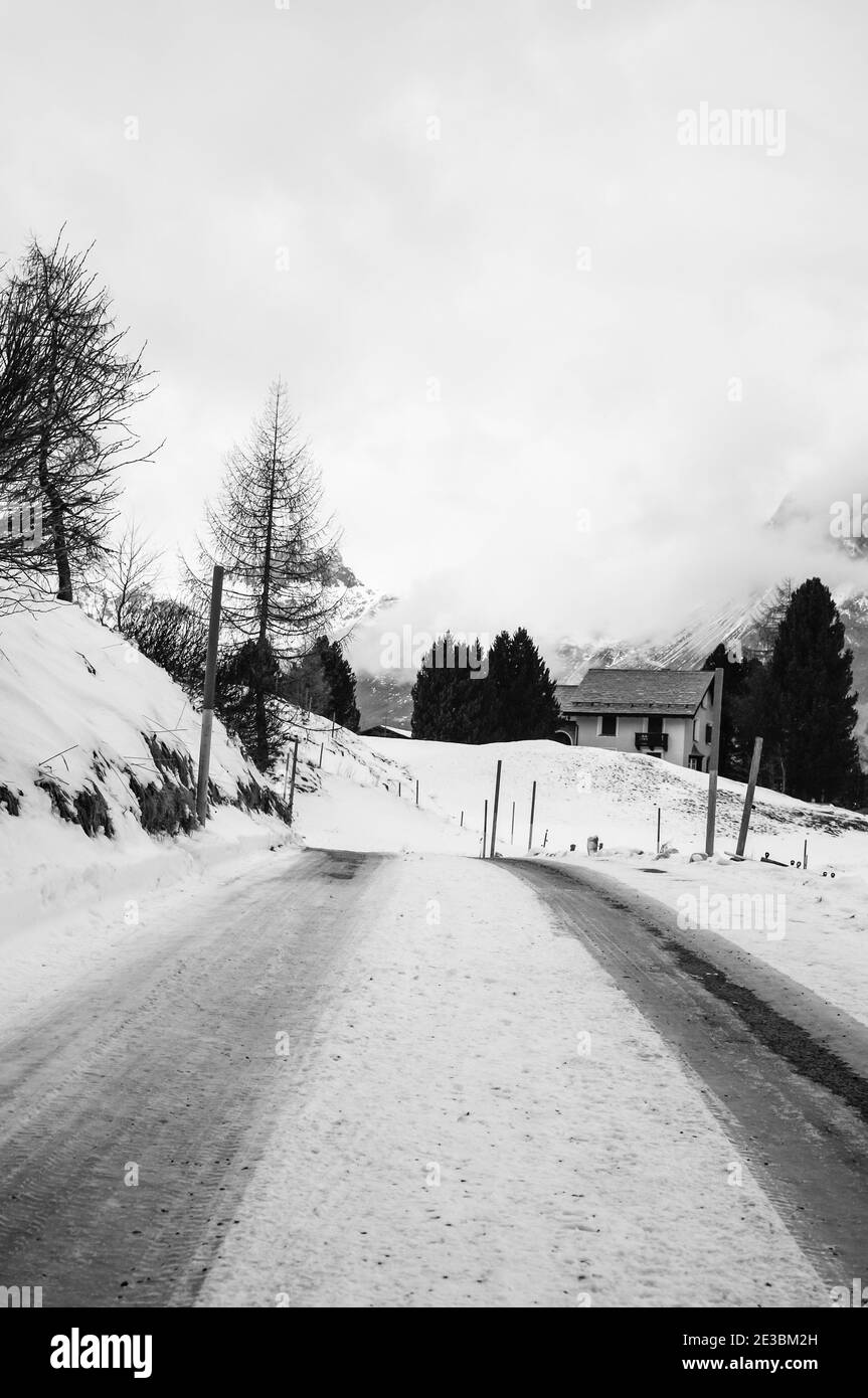 Vertikale Aufnahme einer Straße am Hang des Fex Valley, Schweiz Stockfoto