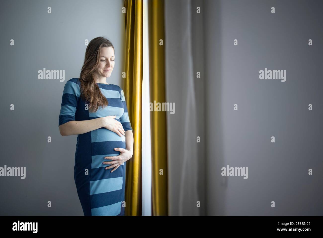 Zukünftige Mutter glücklich für ein Baby in ihrem Mutterleib Stockfoto