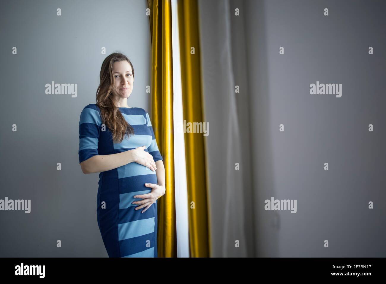 Zukünftige Mutter glücklich für ein Baby in ihrem Mutterleib Stockfoto