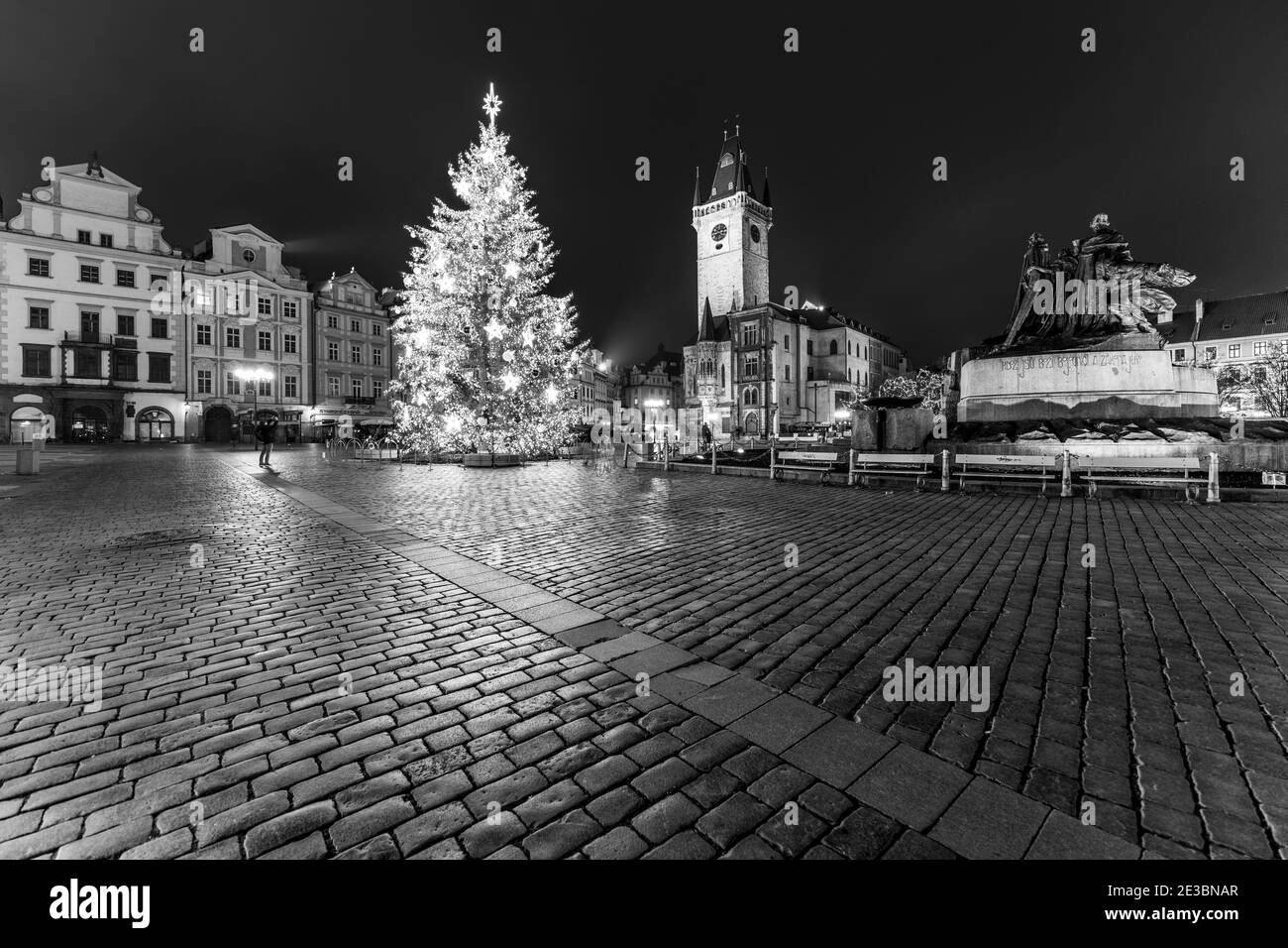 Weihnachtszeit in Prag. Geschmückter Weihnachtsbaum und altes Rathaus auf dem Altstädter Ring, Tschechisch: Staromestske namesti, Prag, Tschechische Republik. Schwarzweiß-Bild. Stockfoto