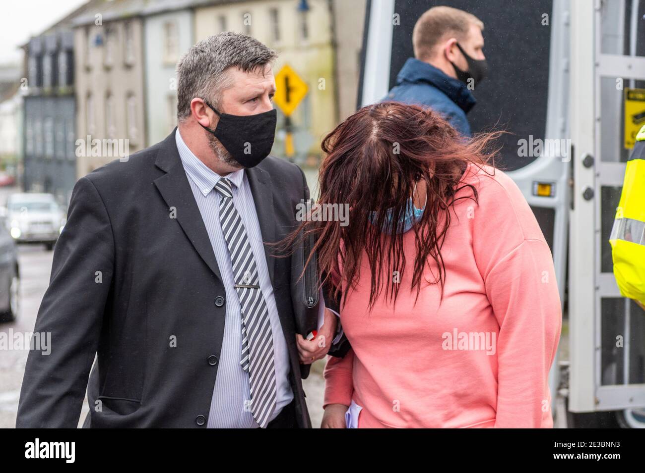 Bandon, West Cork, Irland. Januar 2021. Die beiden Personen, die gestern wegen eines verschärften Einbruchs in Skibbereen angeklagt waren, erschienen heute Morgen vor dem Bezirksgericht Bandon. Paul Teal und Nicole Robinson wurden von Richter Colin Roberts zur Anzeige am 26. Januar vor dem Bezirksgericht Skibbereen verurteilt. Quelle: AG News/Alamy Live News Stockfoto