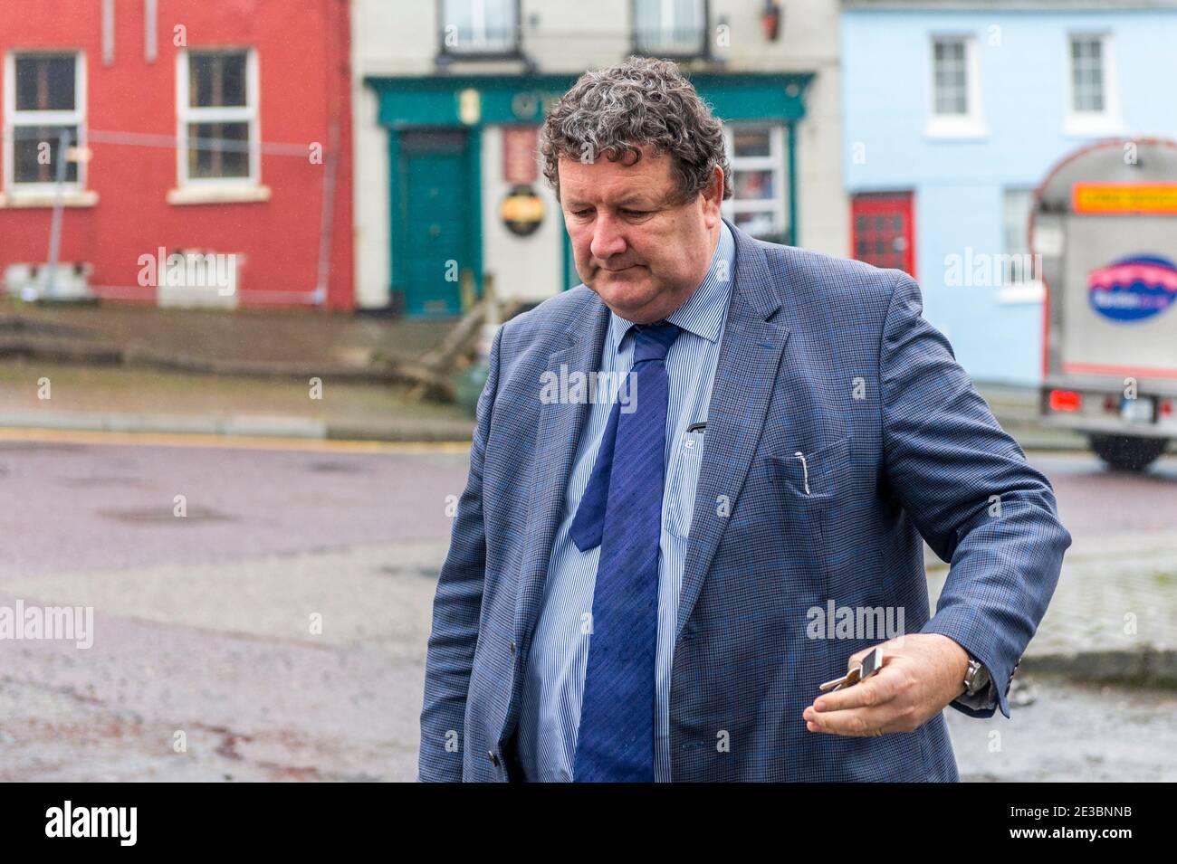 Bandon, West Cork, Irland. Januar 2021. Die beiden Personen, die gestern wegen eines verschärften Einbruchs in Skibbereen angeklagt waren, erschienen heute Morgen vor dem Bezirksgericht Bandon. Paul Teal und Nicole Robinson wurden von Richter Colin Roberts zur Anzeige am 26. Januar vor dem Bezirksgericht Skibbereen verurteilt. Der Anwalt des Paares, Flor Murphy, kommt am Bezirksgericht Bandon an. Quelle: AG News/Alamy Live News Stockfoto