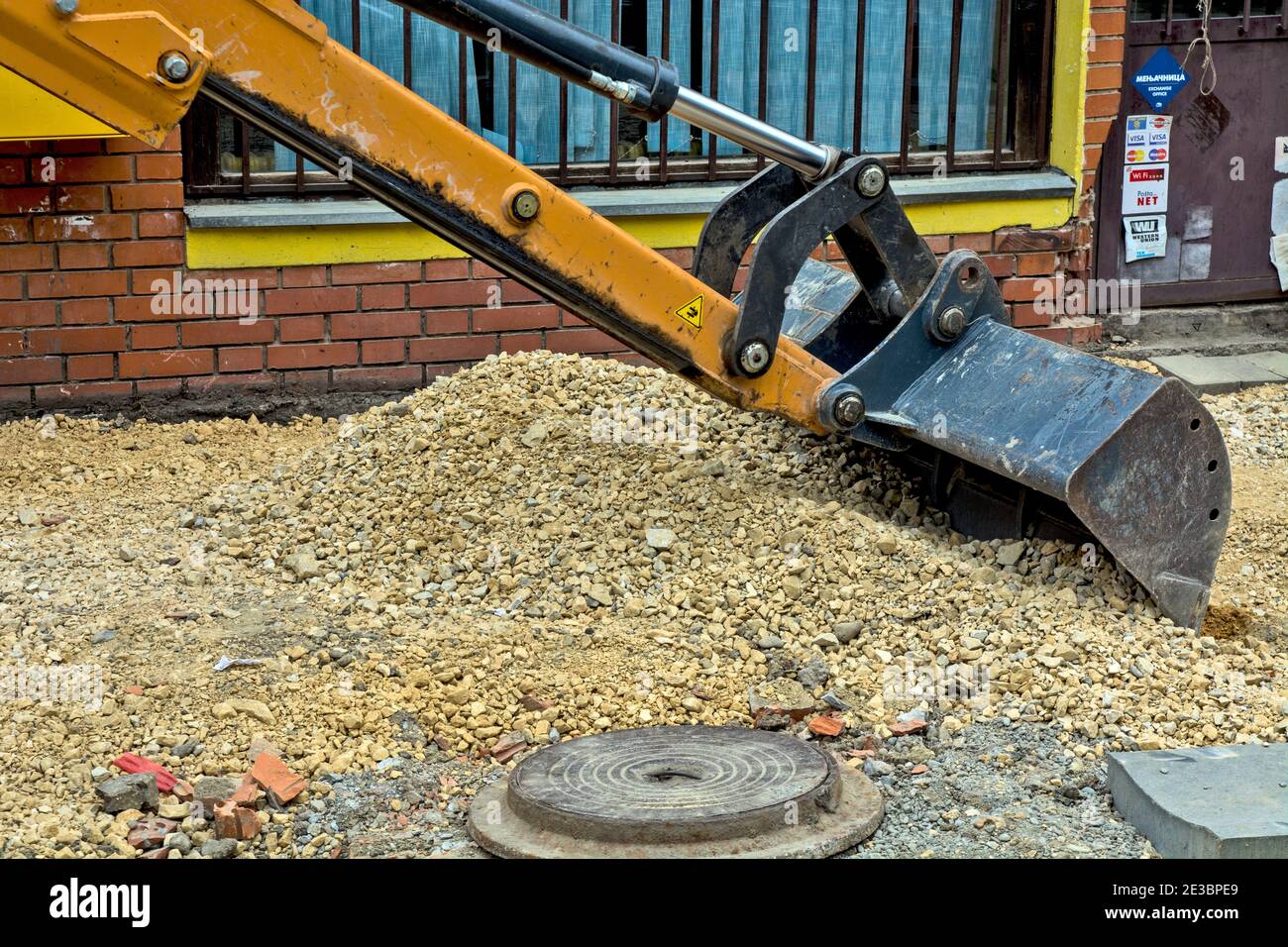 Zrenjanin, Serbien, 04. Juli 2020. Ein Eimer von einem Bagger, der an der Renovierung des Gehwegs in der Fußgängerzone arbeitet. Die Kiesbasis ist stre Stockfoto