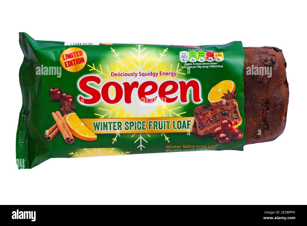 Soreen Winter Spice Fruit Loaf limitierte Auflage köstlich squidgy Energie Wird geöffnet, um Inhalte auf weißem Hintergrund anzuzeigen Stockfoto