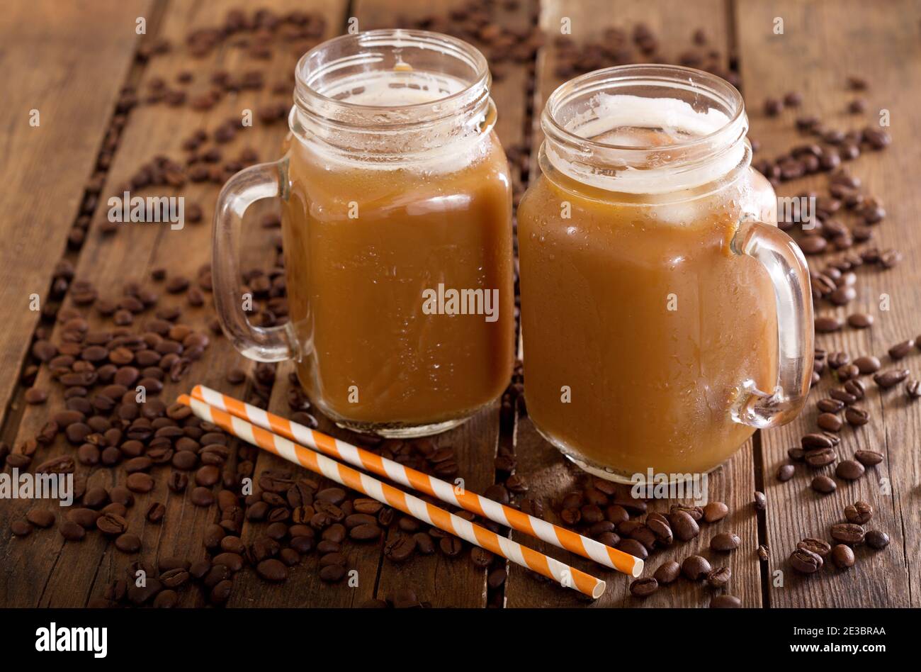 eiskaffee in Gläsern auf Holztisch Stockfoto