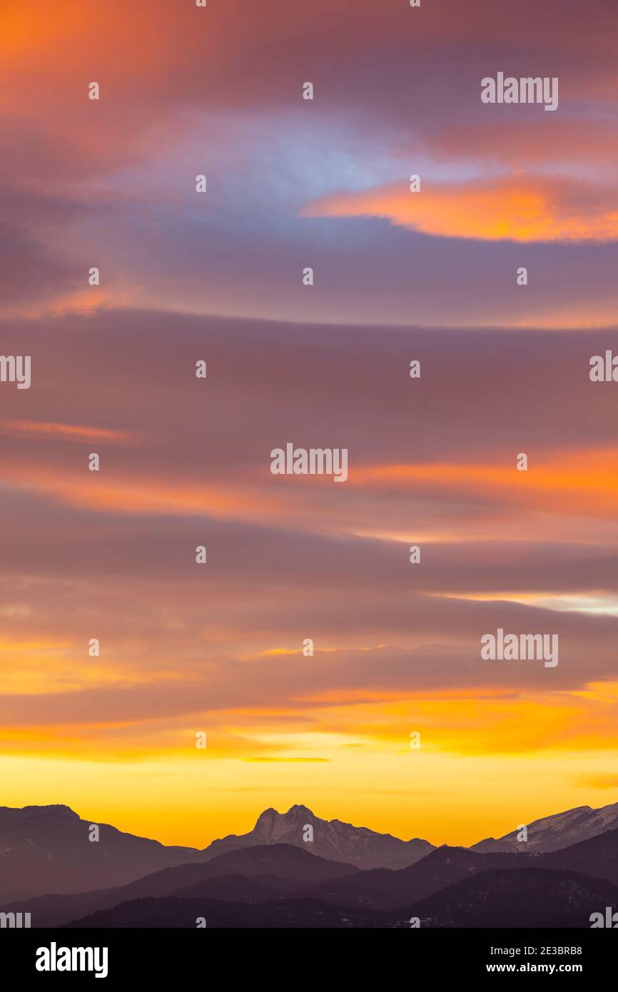 Pedraforca (Mitte) und Rasos de Peguera (rechts) bei Sonnenuntergang. El Berguedà, Barcelona, Katalonien, Spanien, Europa Stockfoto