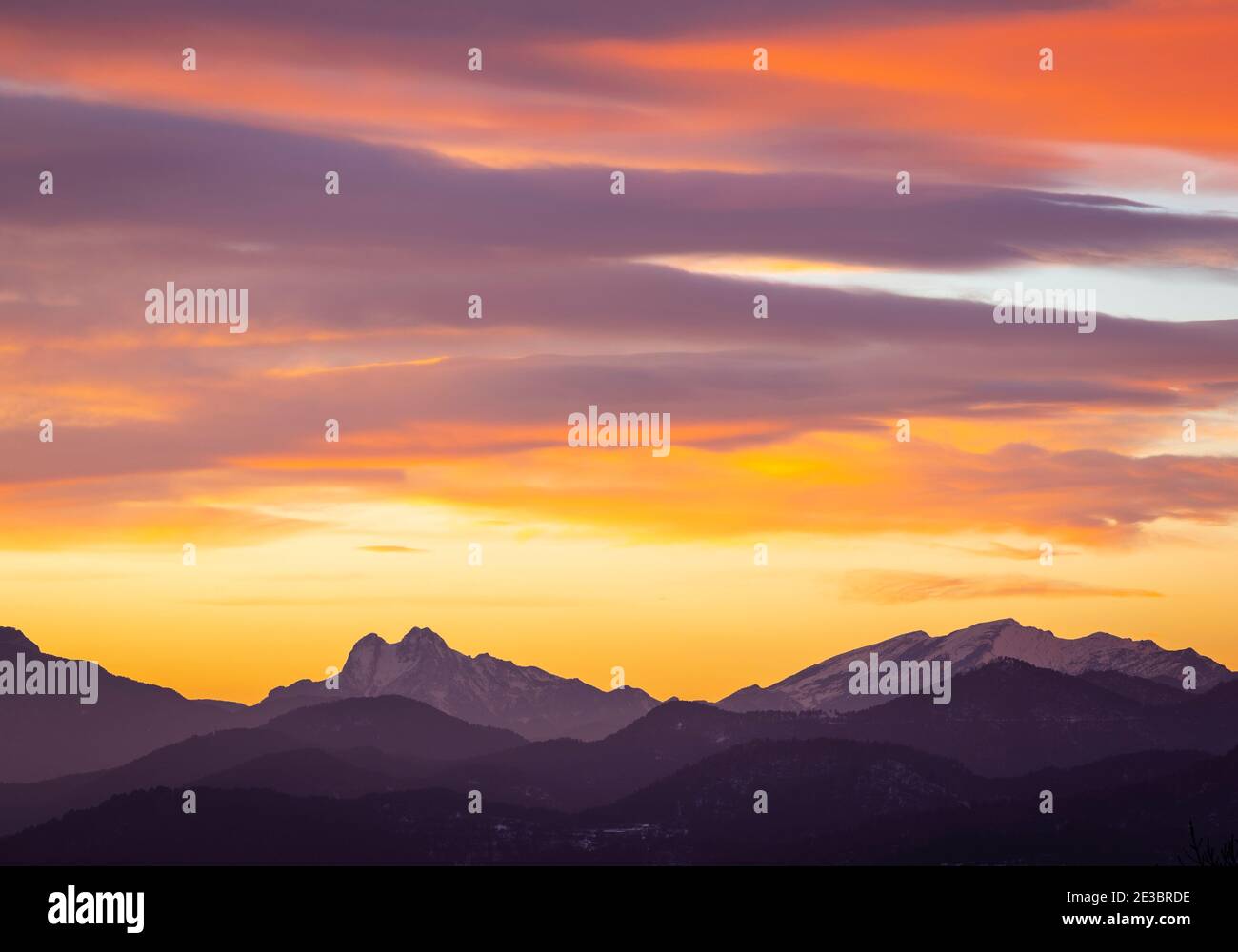 Pedraforca (Mitte) und Rasos de Peguera (rechts) bei Sonnenuntergang. El Berguedà, Barcelona, Katalonien, Spanien, Europa Stockfoto