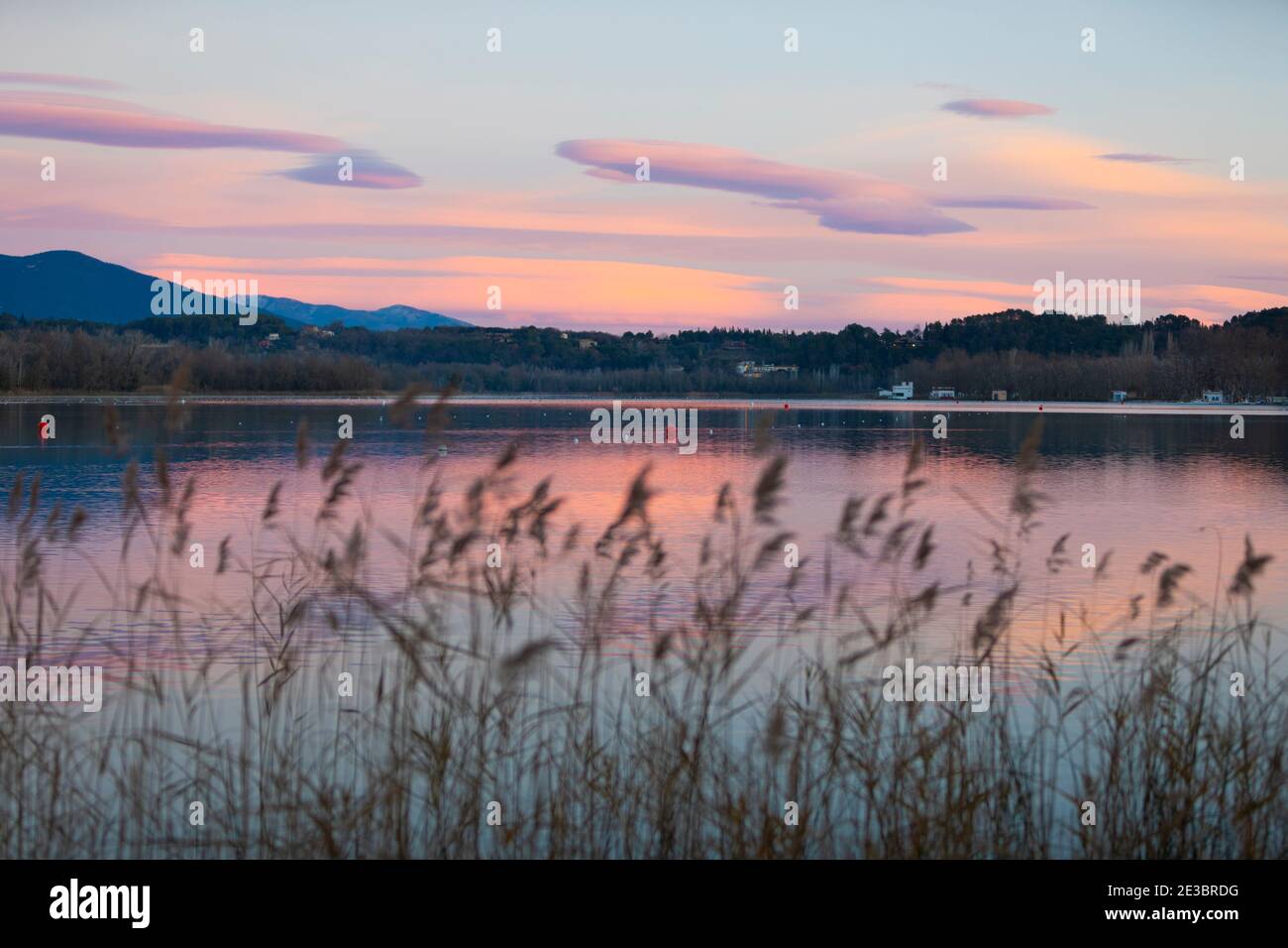 See von Banyoles (Estany de Banyoles) bei Sonnenaufgang. Banyoles, El Pla de l'Estany, Girona, Katalonien, Spanien, Europa Stockfoto