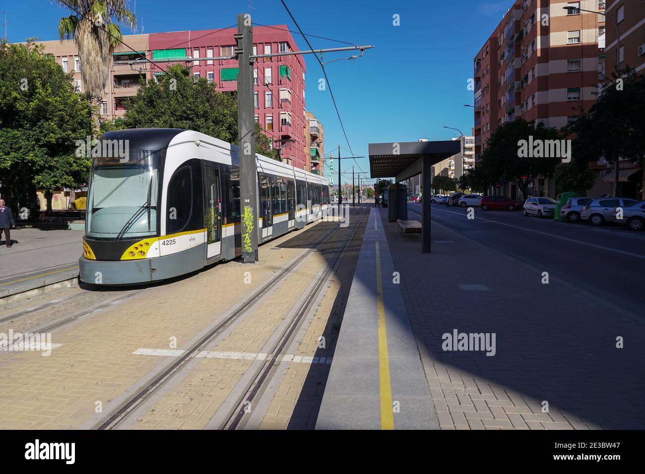 Valencia , Spanien-06 07 2020: Straßenbahn fährt weg in der Stadt Valencia, öffentliche elektrische Verkehrsmittel, städtischen Verkehr Stockfoto