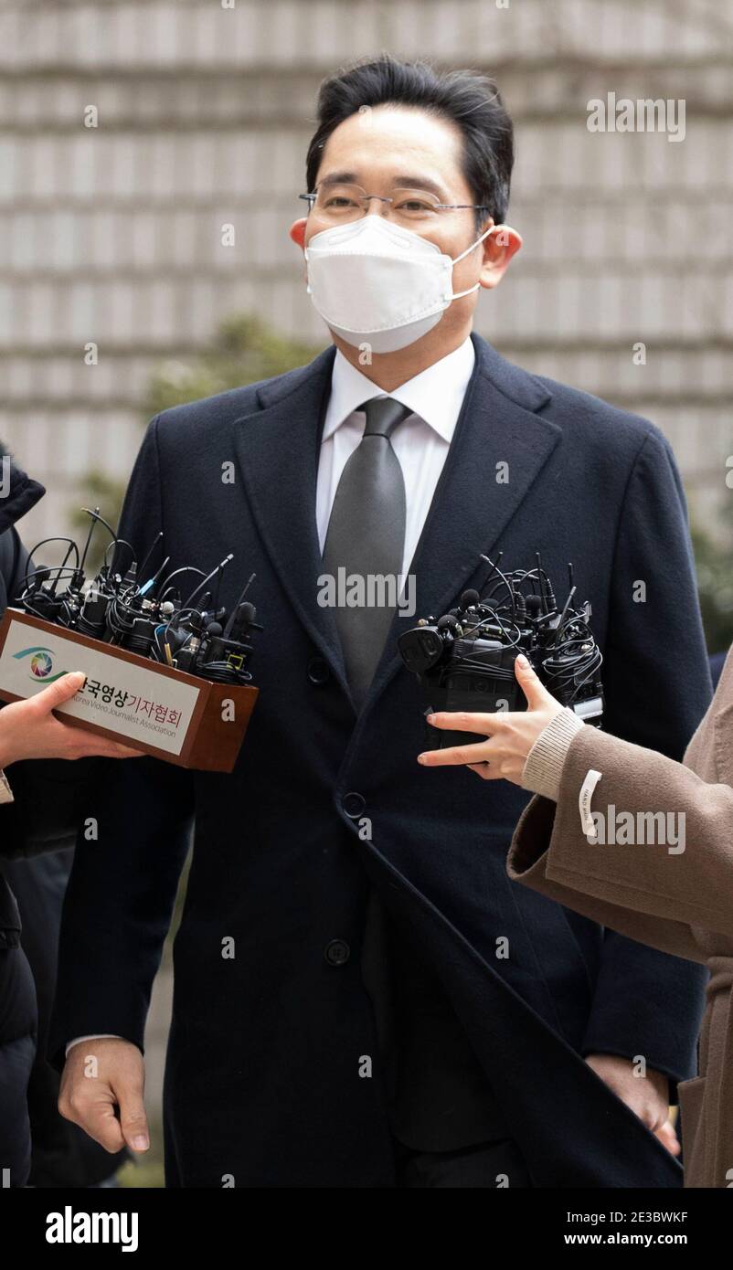 (210118) -- SEOUL, 18. Januar 2021 (Xinhua) -- der stellvertretende Vorsitzende von Samsung Electronics, Lee Jae-yong, kommt am Seoul High Court in Seoul, Südkorea, am 18. Januar 2021 an. Der Oberste Gerichtshof in Seoul verurteilte Lee, einen Erben, der offensichtlich von Südkoreas größtem Familienkonzern Samsung Group zeugen wird, wegen Korruptionsvorwürfen, einschließlich Bestechung, zu zweieinhalb Jahren Gefängnis. (Foto von Lee Sang-ho/Xinhua) Stockfoto